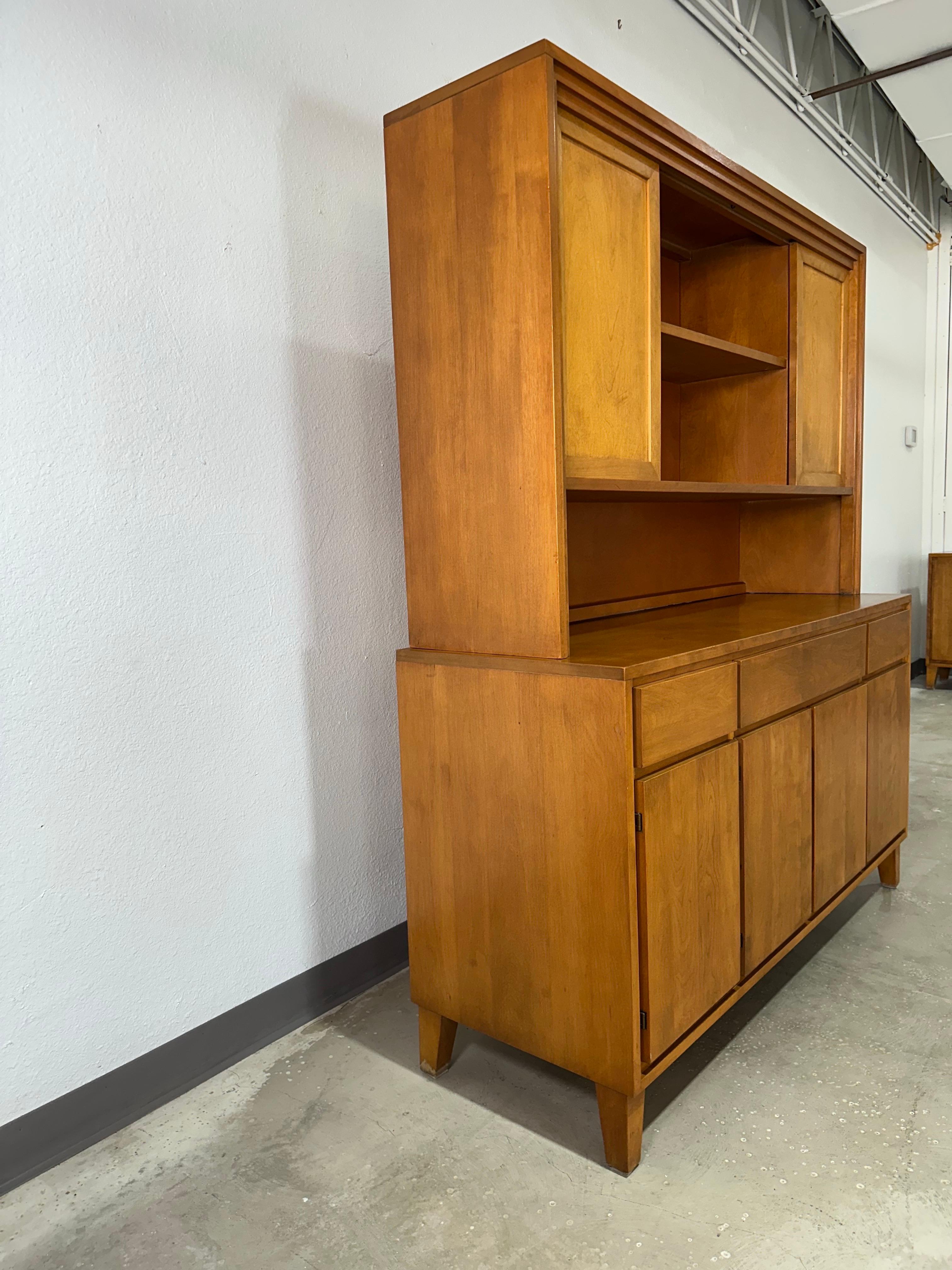 Mid Century Conant Ball Modernmates Massivholz Birke 2pc China Hutch Kabinett c.1950's (amerikanisch)