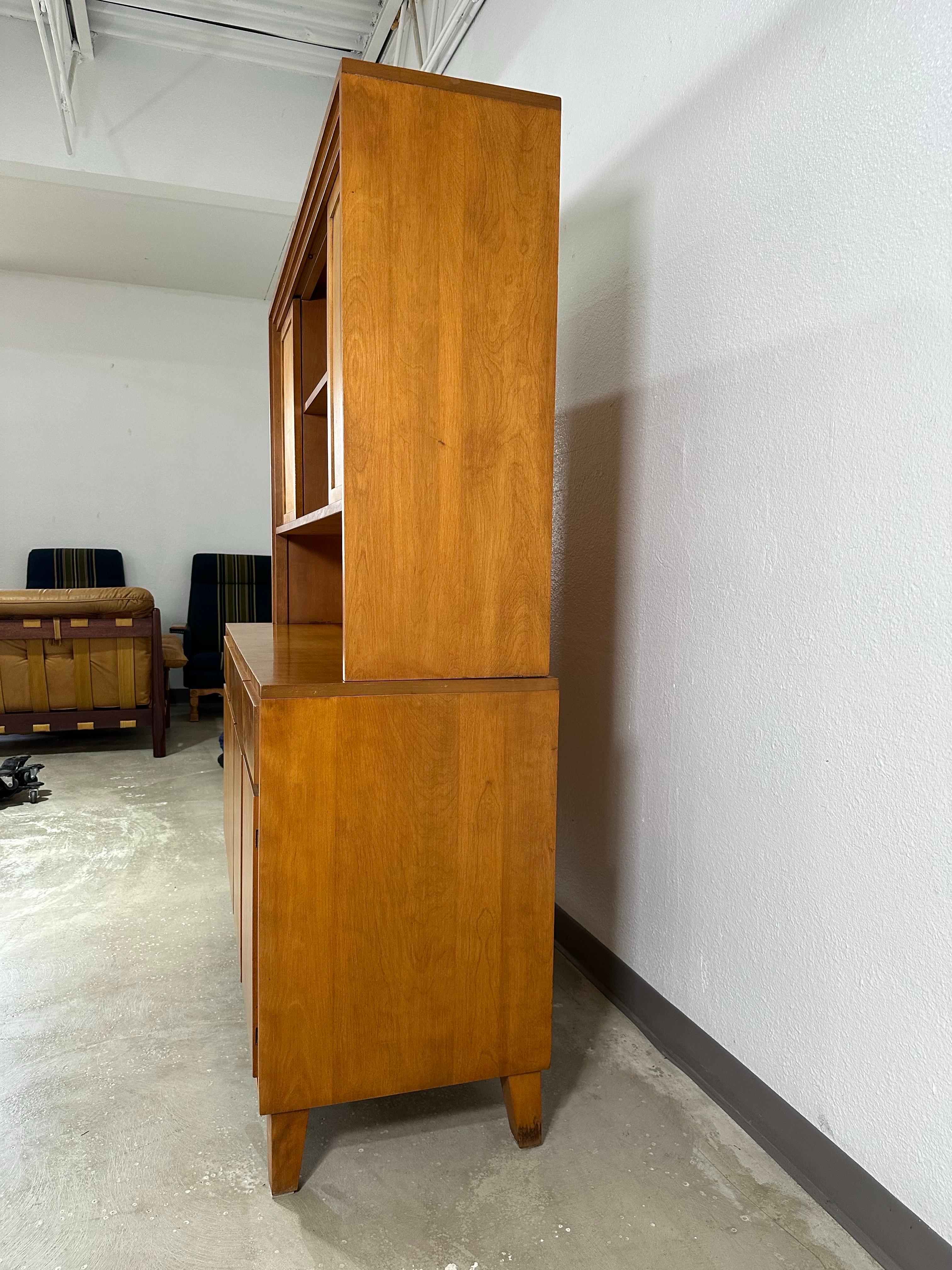 Mid Century Conant Ball Modernmates Massivholz Birke 2pc China Hutch Kabinett c.1950's im Zustand „Gut“ in Lutz, FL