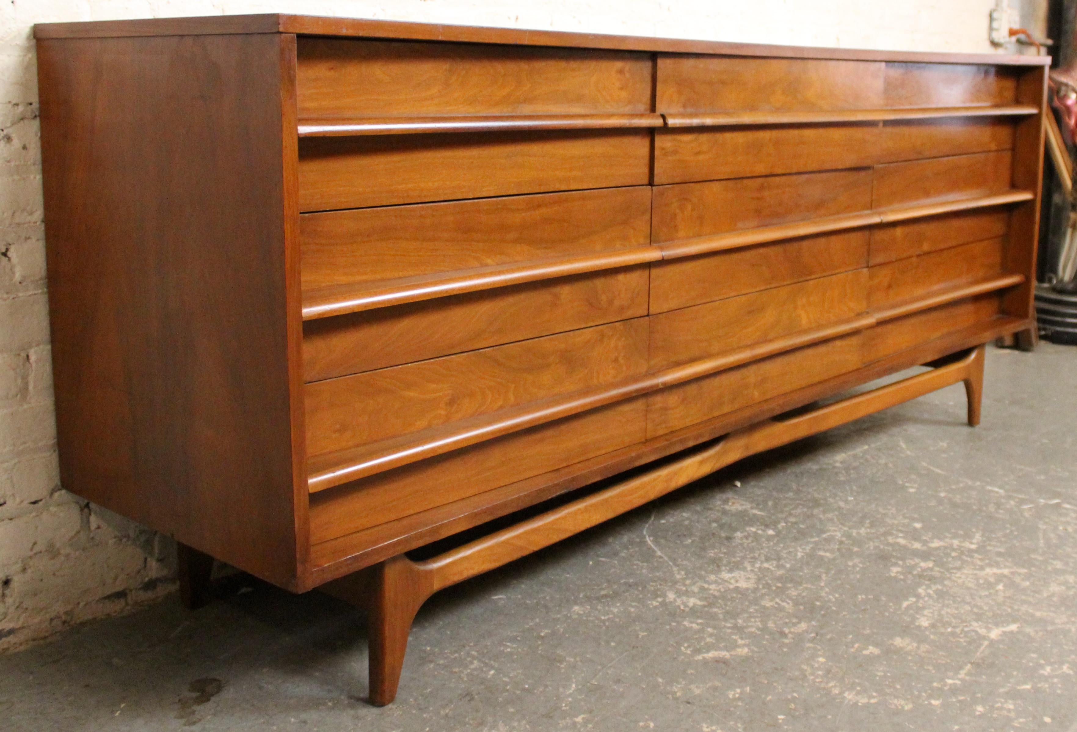 Mid-Century moderno Comò concavo di metà secolo di Young Manufacturing Co. in vendita