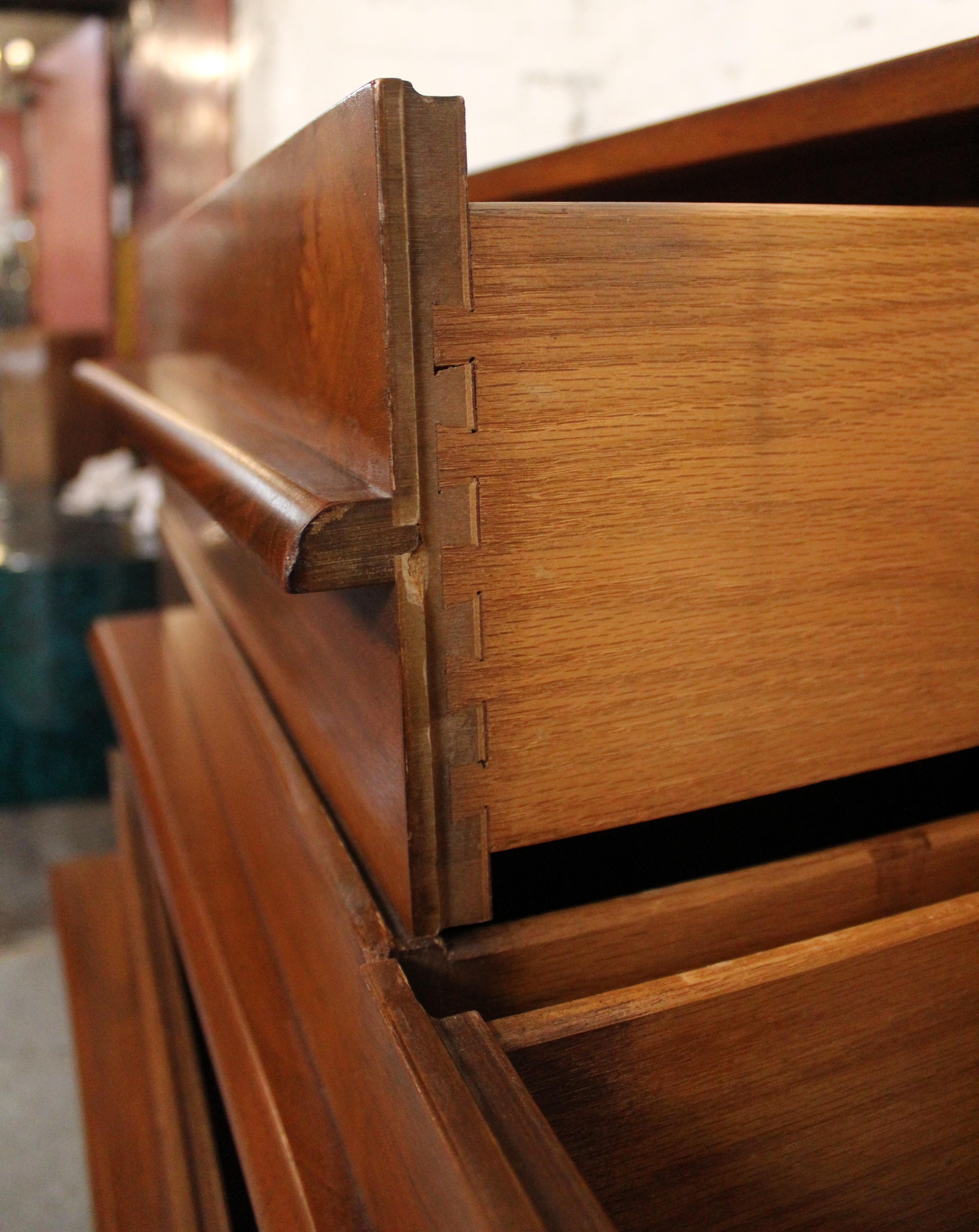 Legno Comò concavo di metà secolo di Young Manufacturing Co. in vendita