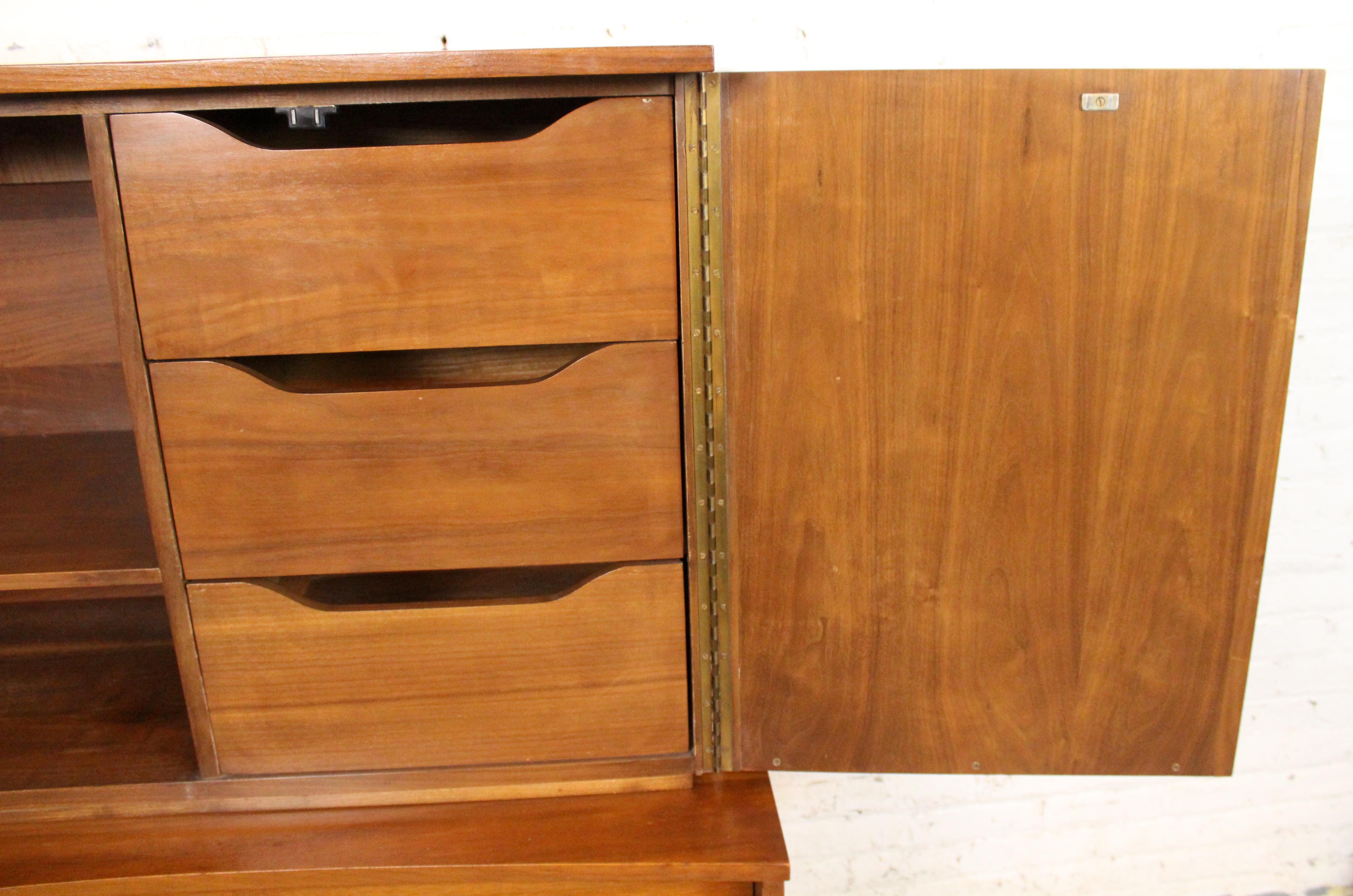 Comò Highboy concavo del Mid-Century di Young Manufacturing Co. in vendita 3