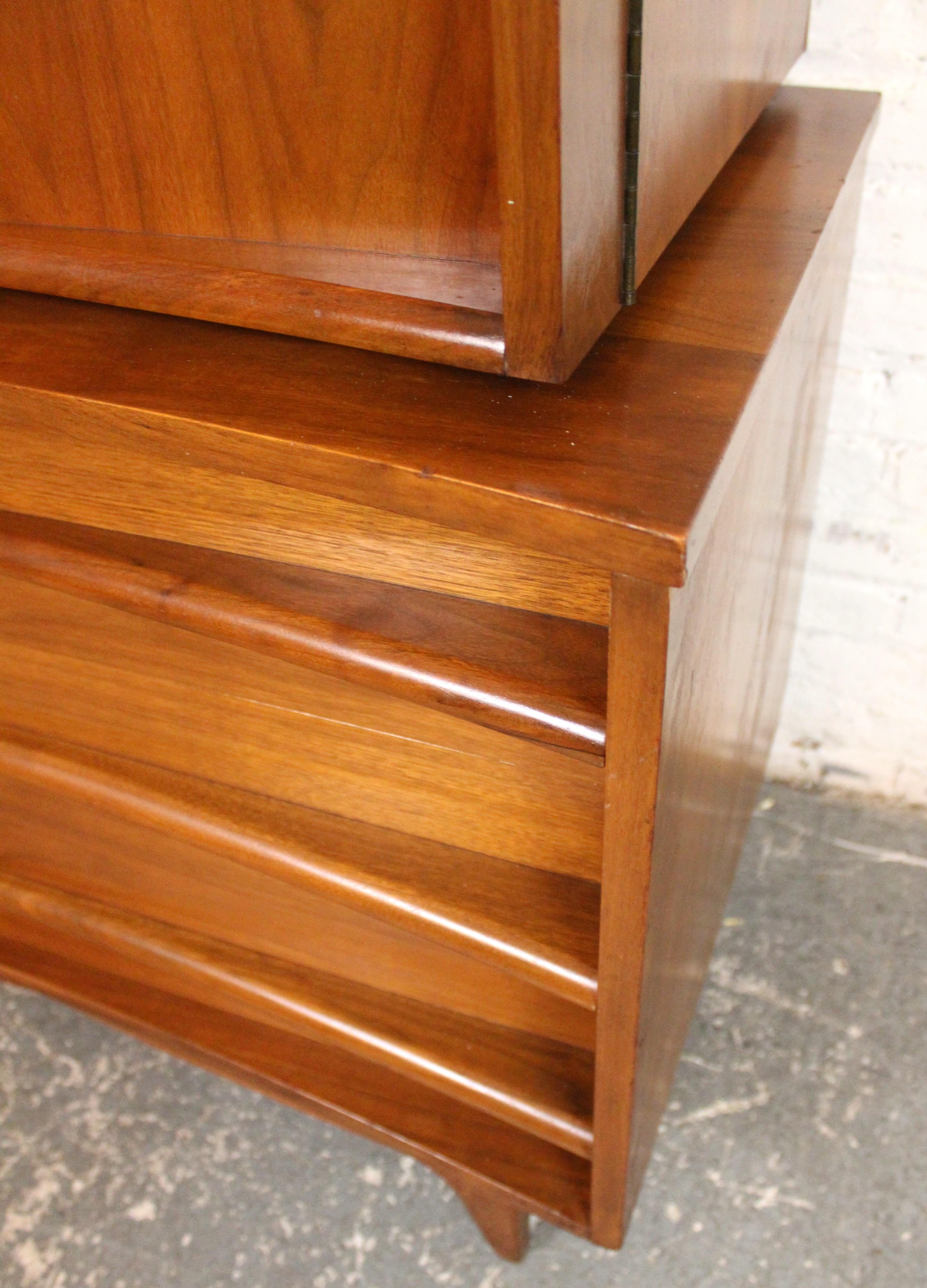 Comò Highboy concavo del Mid-Century di Young Manufacturing Co. in vendita 4