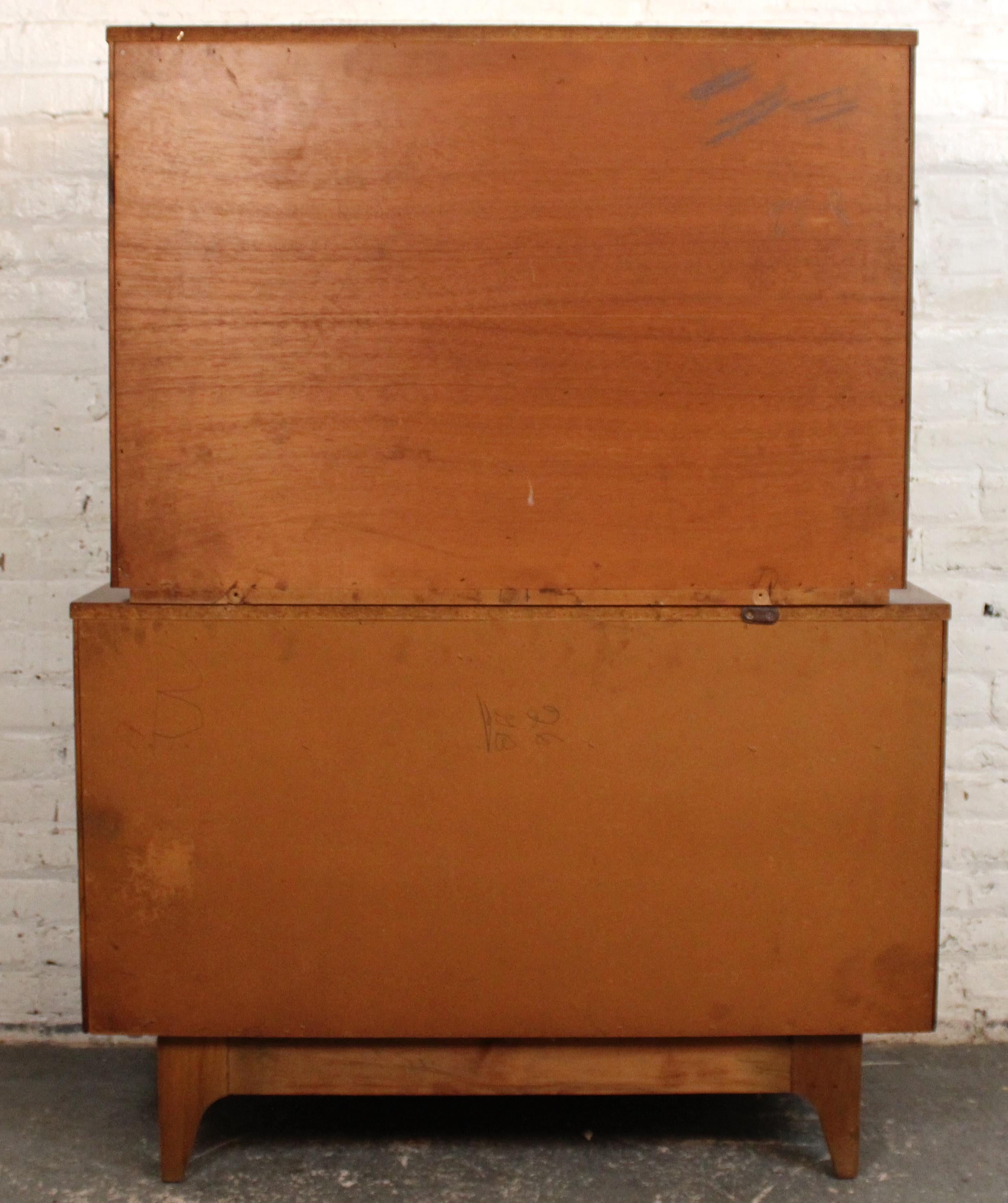 Comò Highboy concavo del Mid-Century di Young Manufacturing Co. in vendita 5
