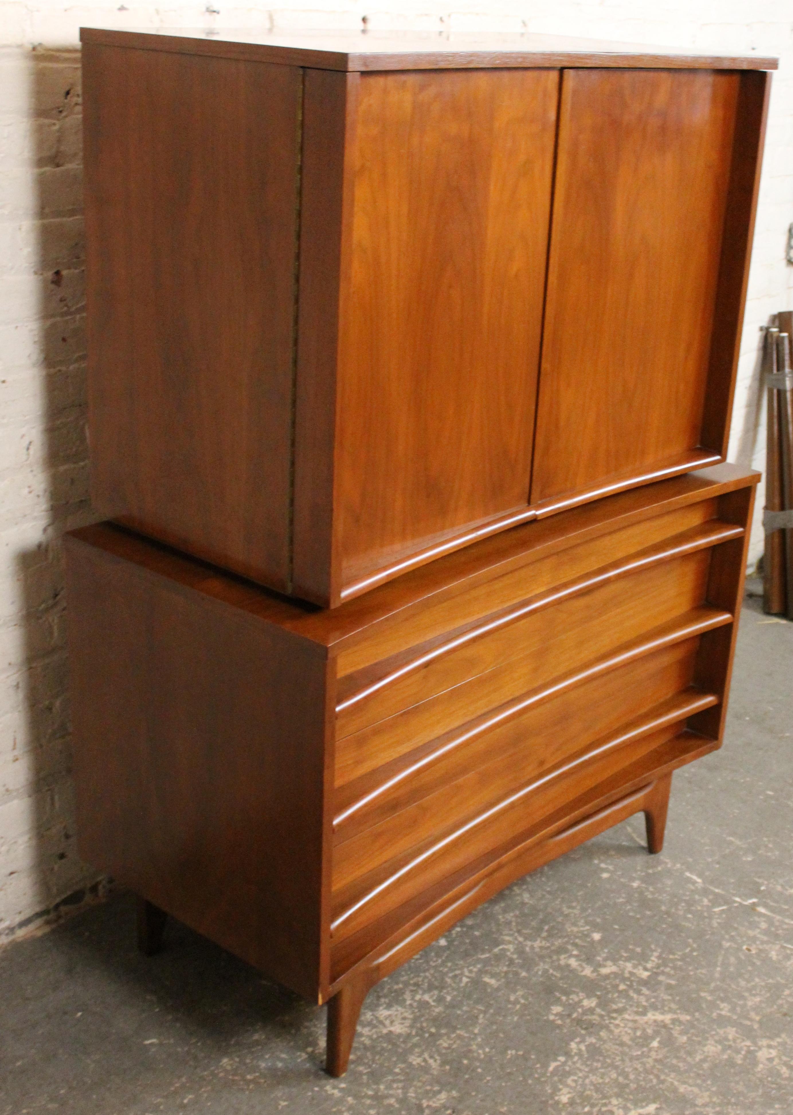 Mid-Century moderno Comò Highboy concavo del Mid-Century di Young Manufacturing Co. in vendita