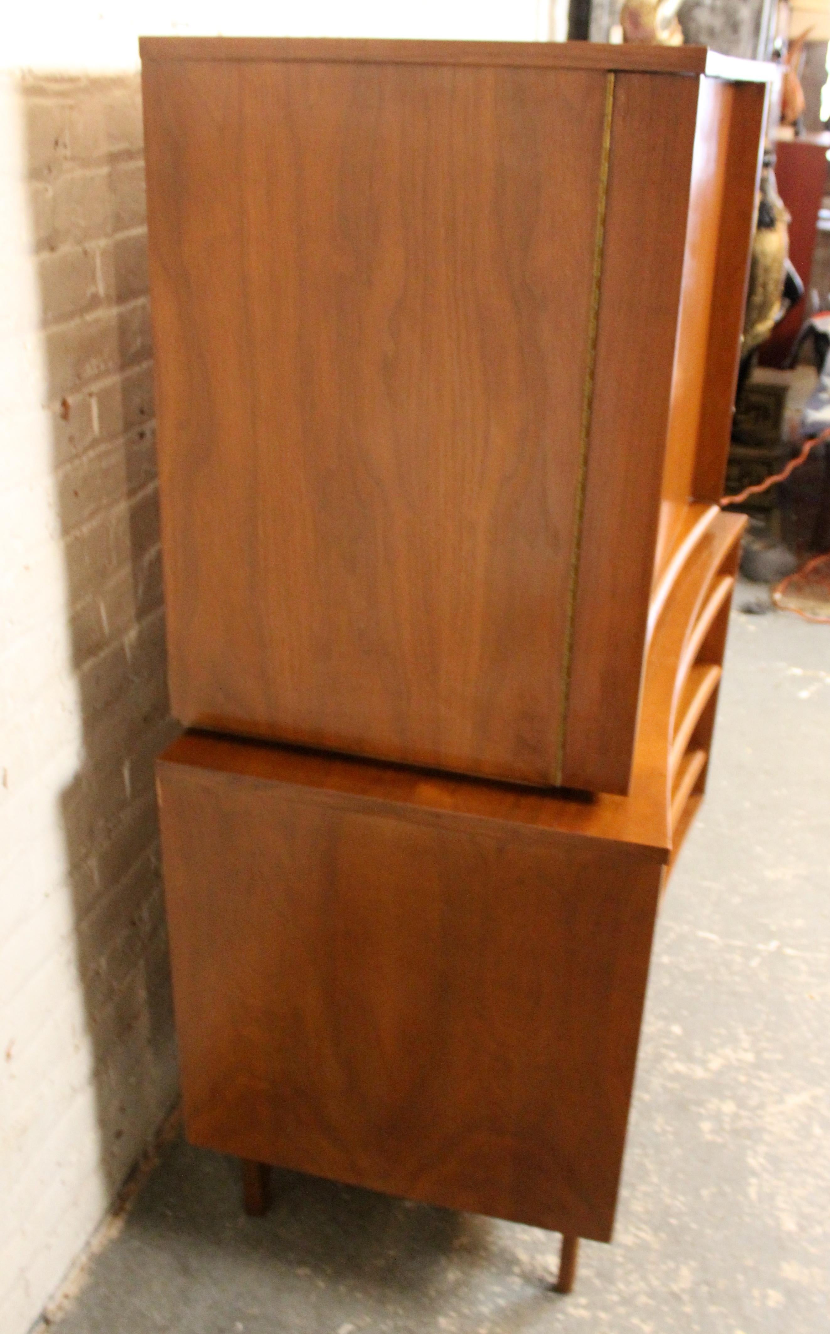 Americano Comò Highboy concavo del Mid-Century di Young Manufacturing Co. in vendita