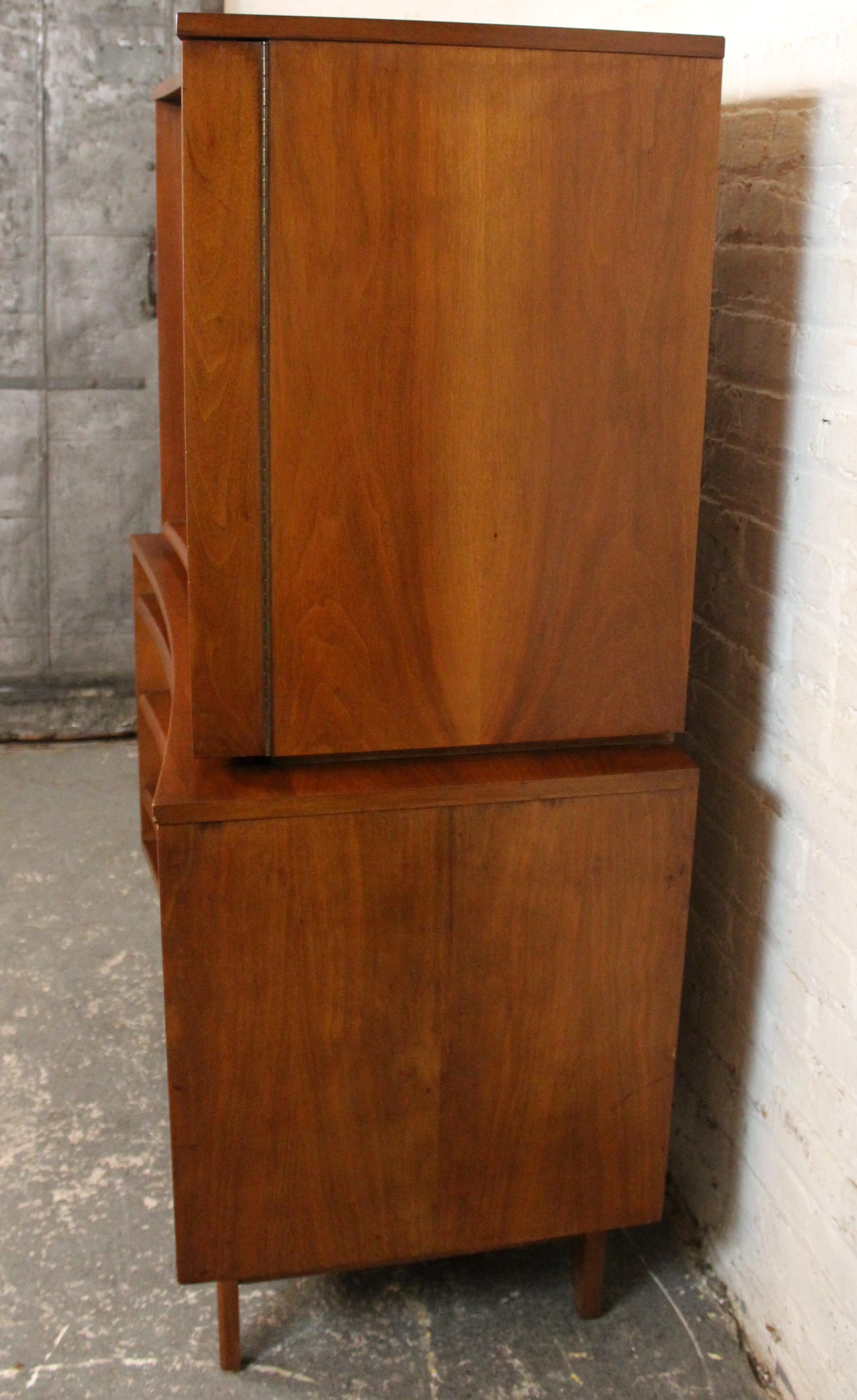 Comò Highboy concavo del Mid-Century di Young Manufacturing Co. In condizioni buone in vendita a Brooklyn, NY
