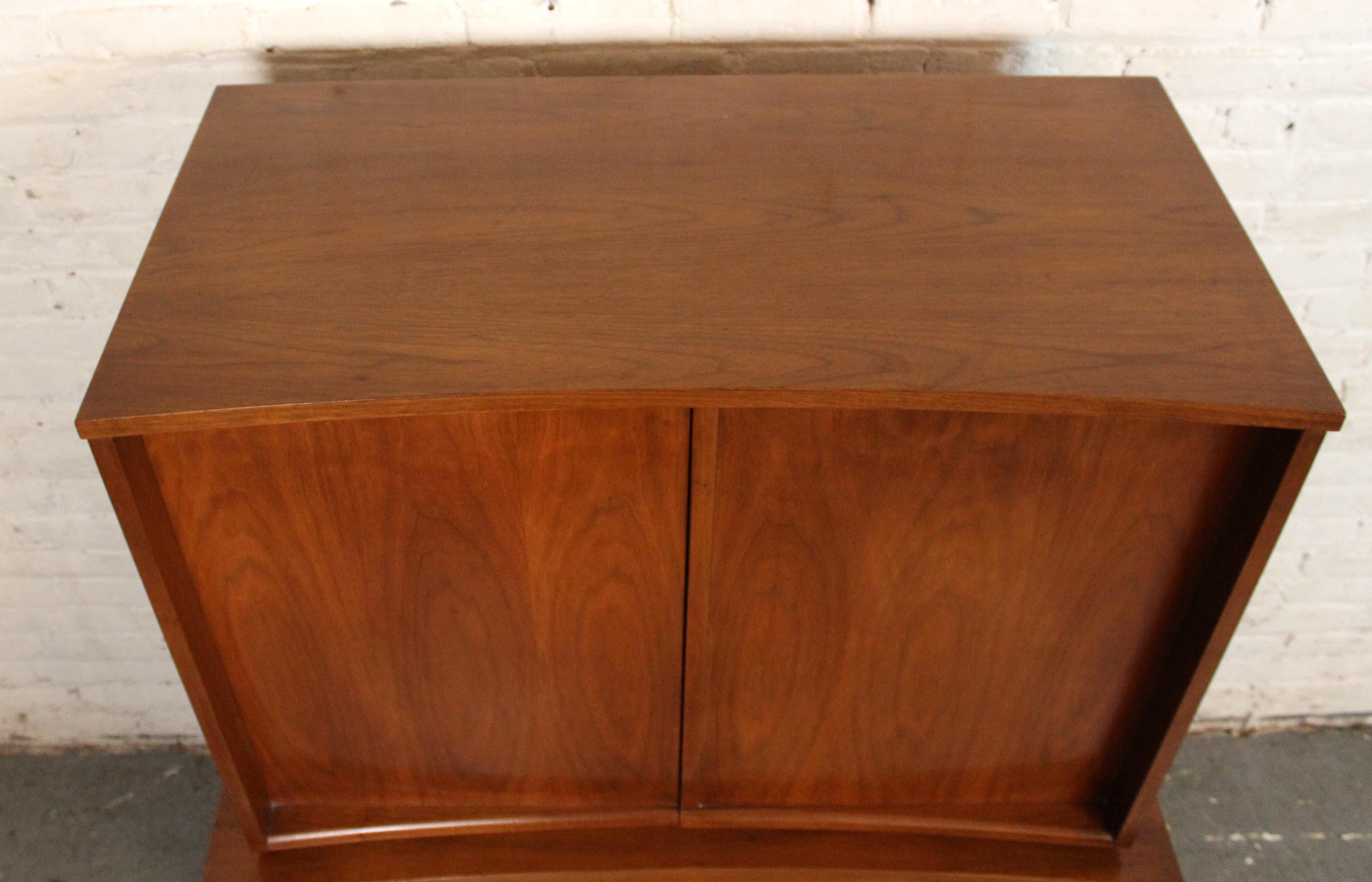 Metà XX secolo Comò Highboy concavo del Mid-Century di Young Manufacturing Co. in vendita
