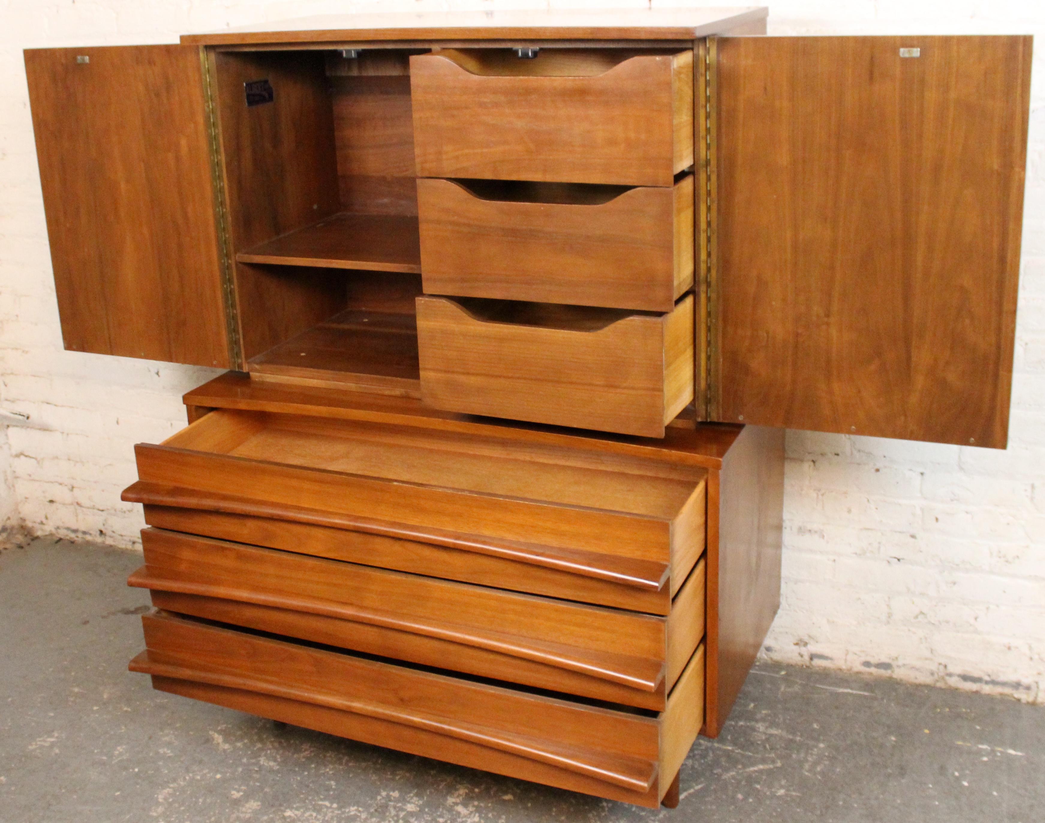 Legno Comò Highboy concavo del Mid-Century di Young Manufacturing Co. in vendita