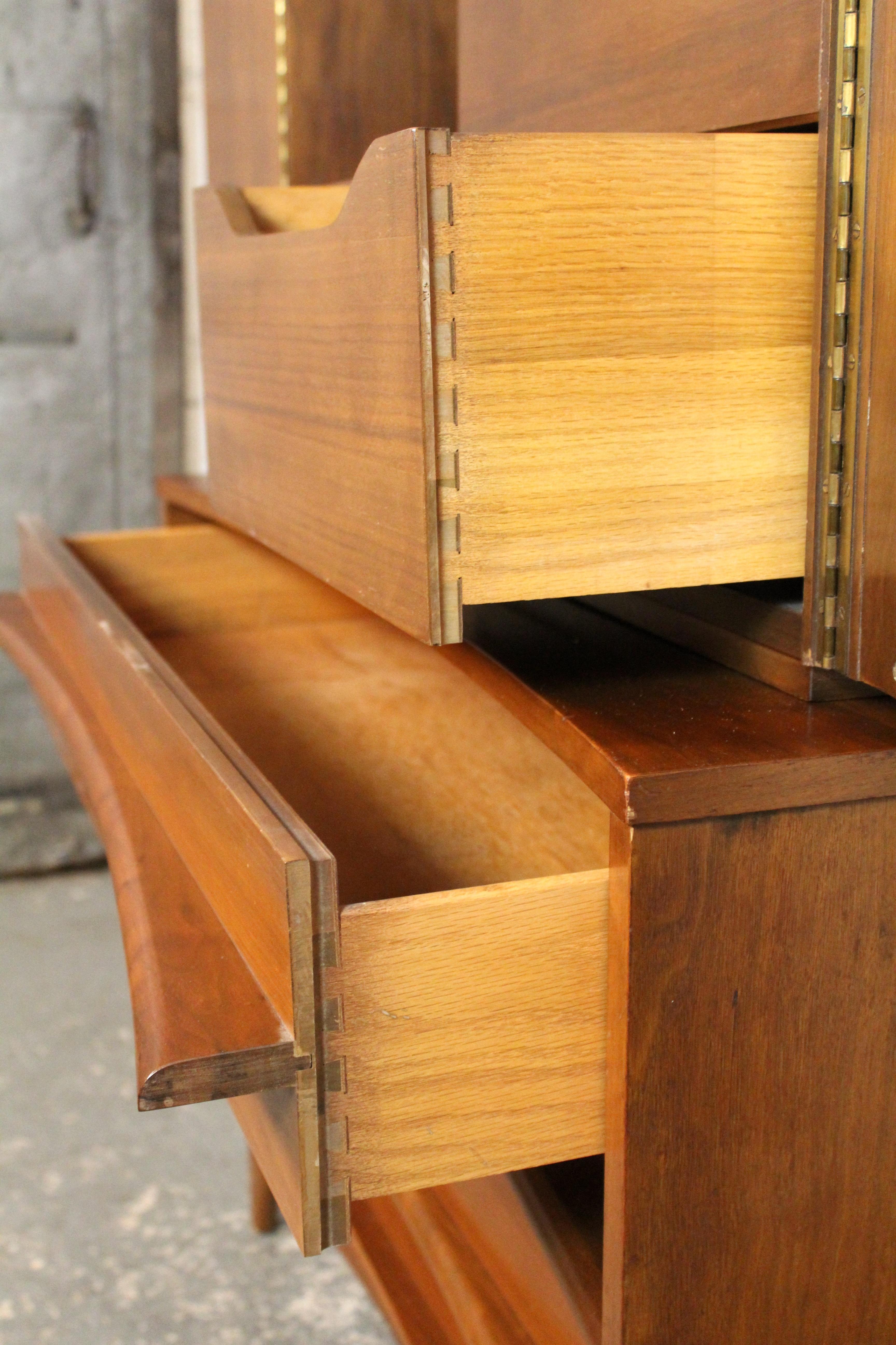 Comò Highboy concavo del Mid-Century di Young Manufacturing Co. in vendita 2