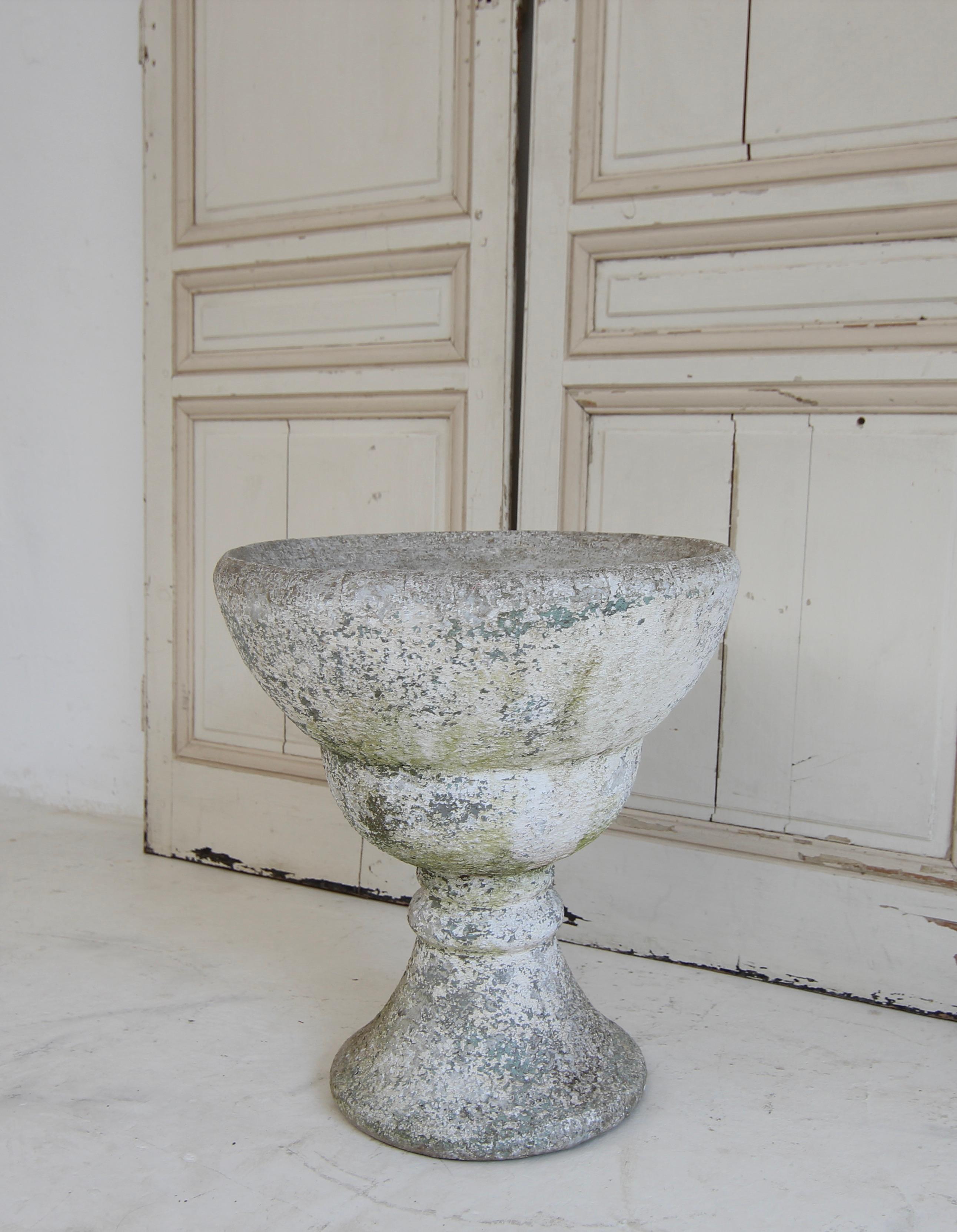 Vaso a urna da giardino in cemento di metà secolo in vendita 4