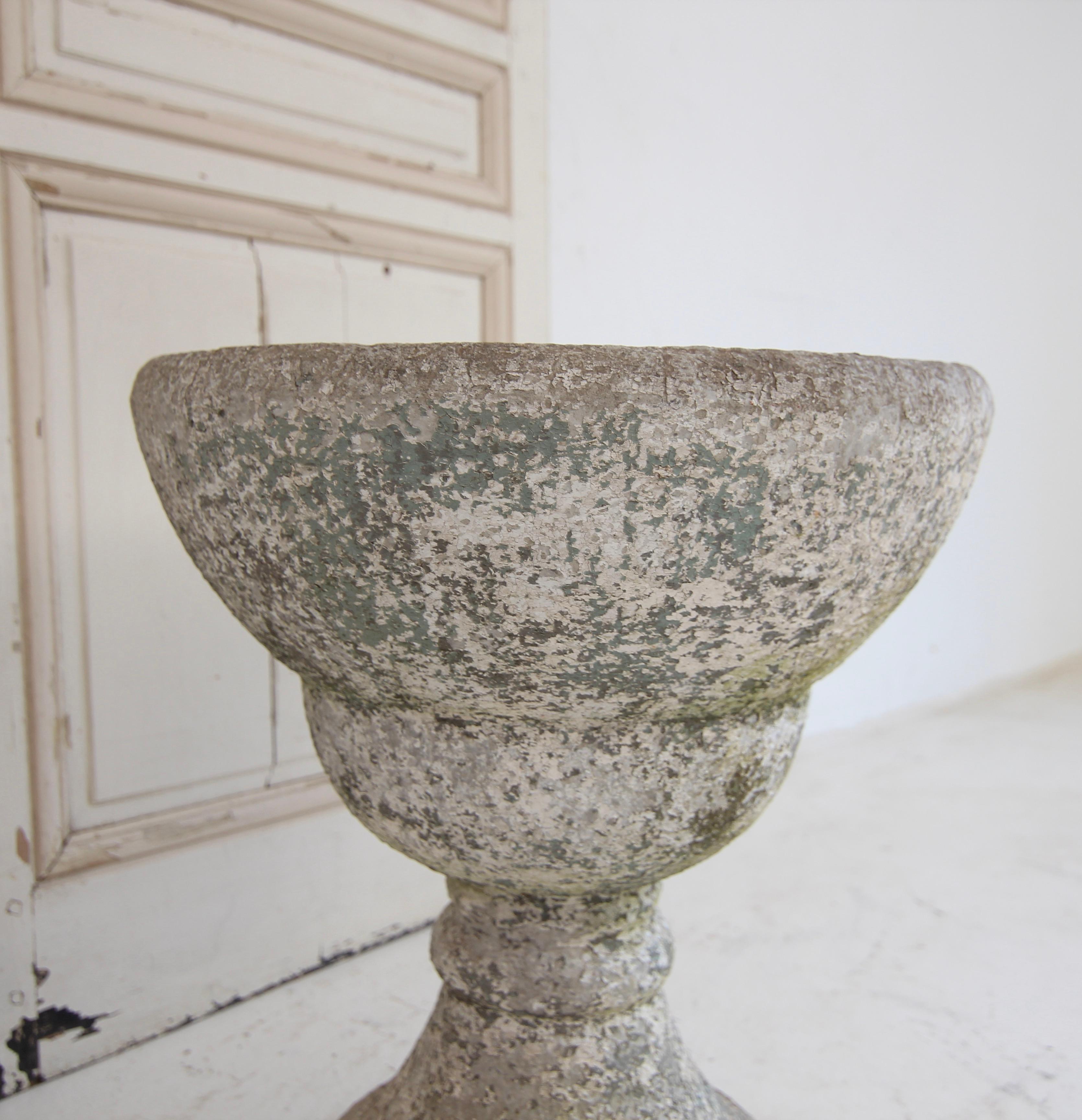 Vaso a urna da giardino in cemento di metà secolo in vendita 7