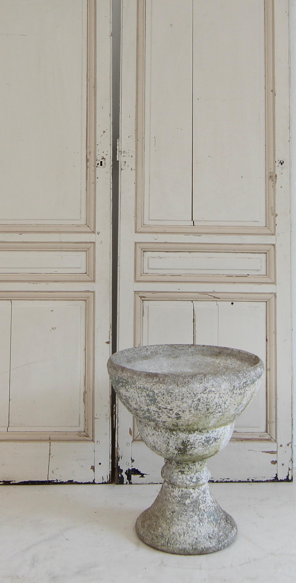 Grande vaso da giardino vintage della seconda metà del XX secolo.

Fioriera rialzata in cemento a forma di goblet con vernice bianca e patina.

Dimensioni
Altezza: 56 cm.
Diametro: 51 cm / 20,07 pollici.

Varie scheggiature della vernice bianca e