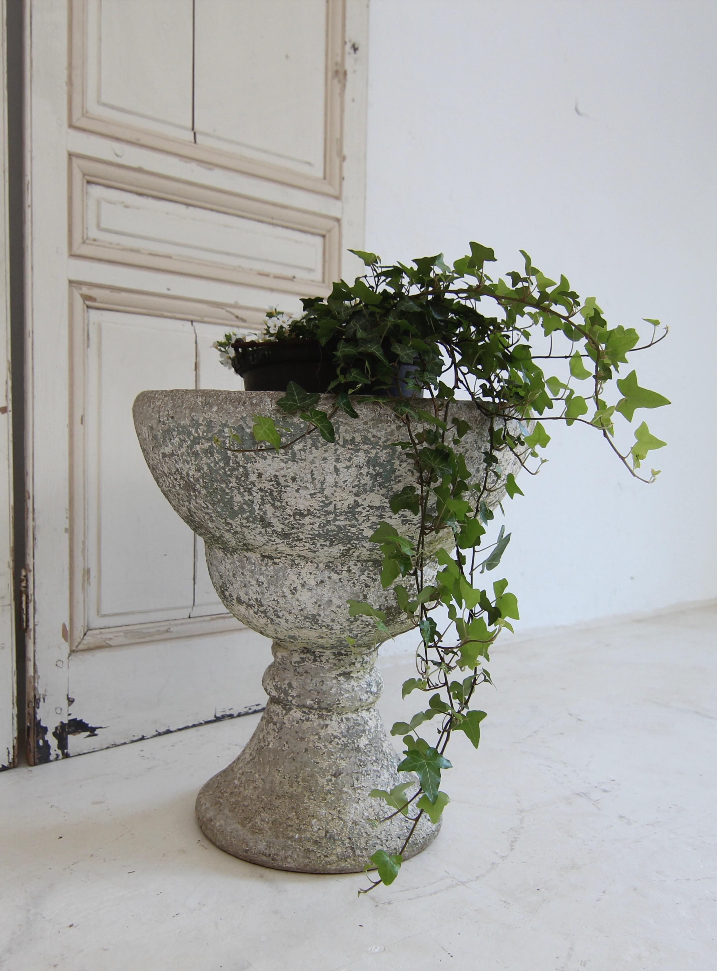 XX secolo Vaso a urna da giardino in cemento di metà secolo in vendita