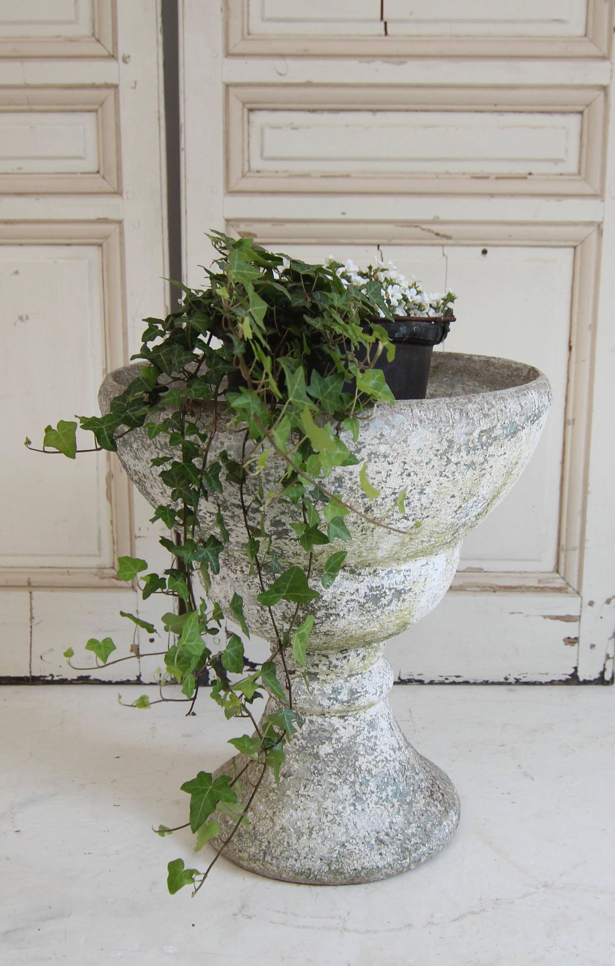 Calcestruzzo Vaso a urna da giardino in cemento di metà secolo in vendita