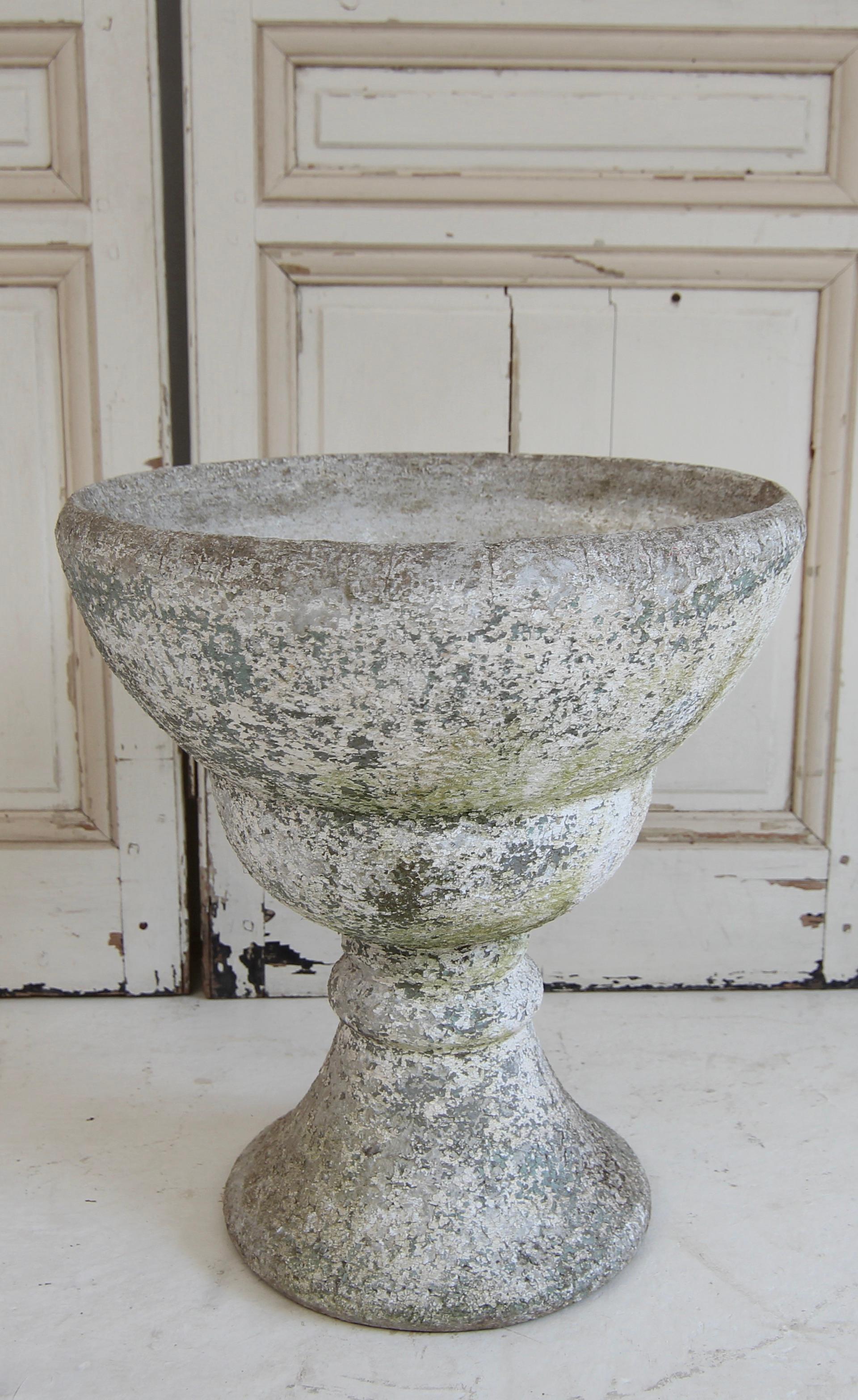 Vaso a urna da giardino in cemento di metà secolo in vendita 1