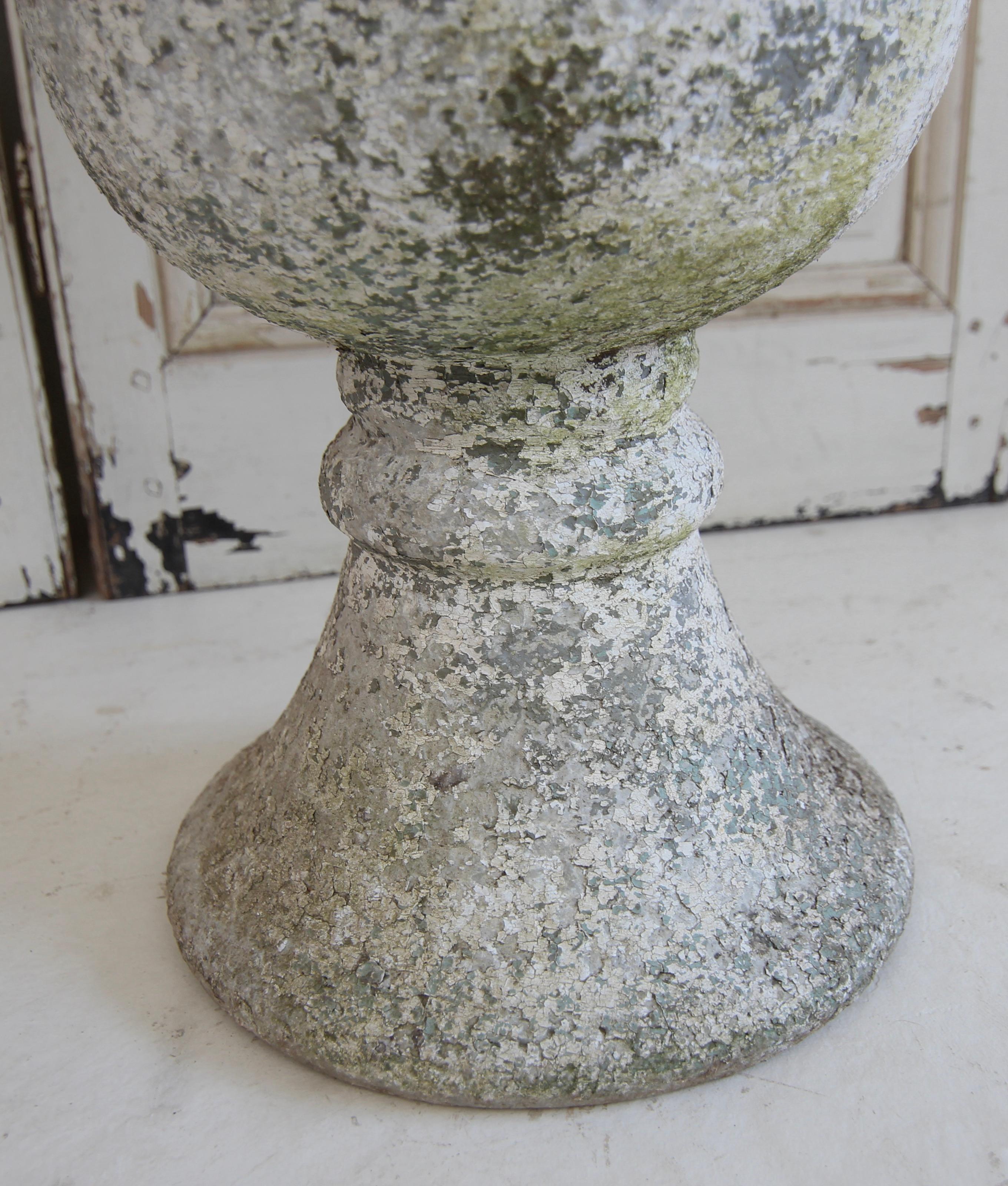 Vaso a urna da giardino in cemento di metà secolo in vendita 2