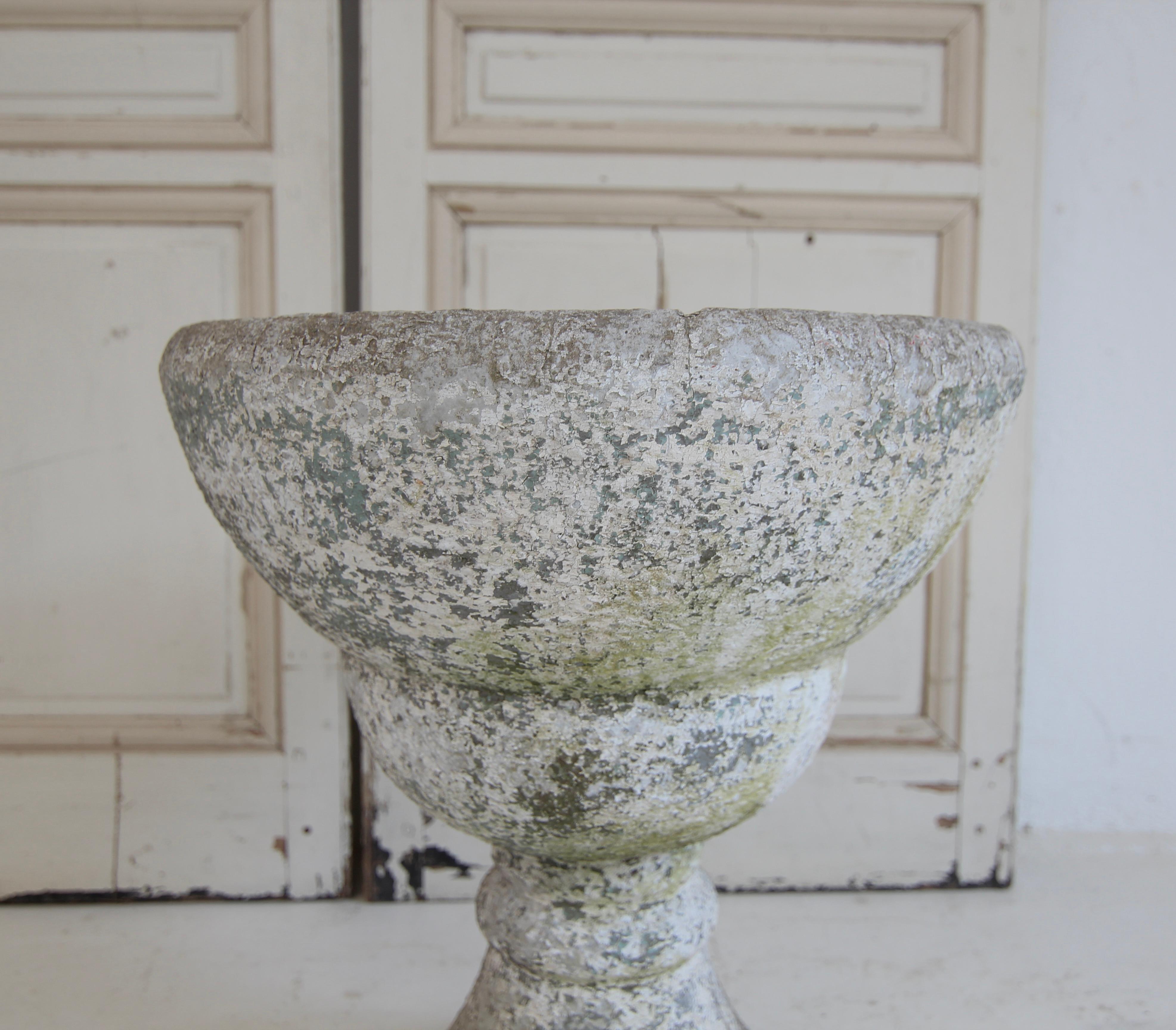 Vaso a urna da giardino in cemento di metà secolo in vendita 3