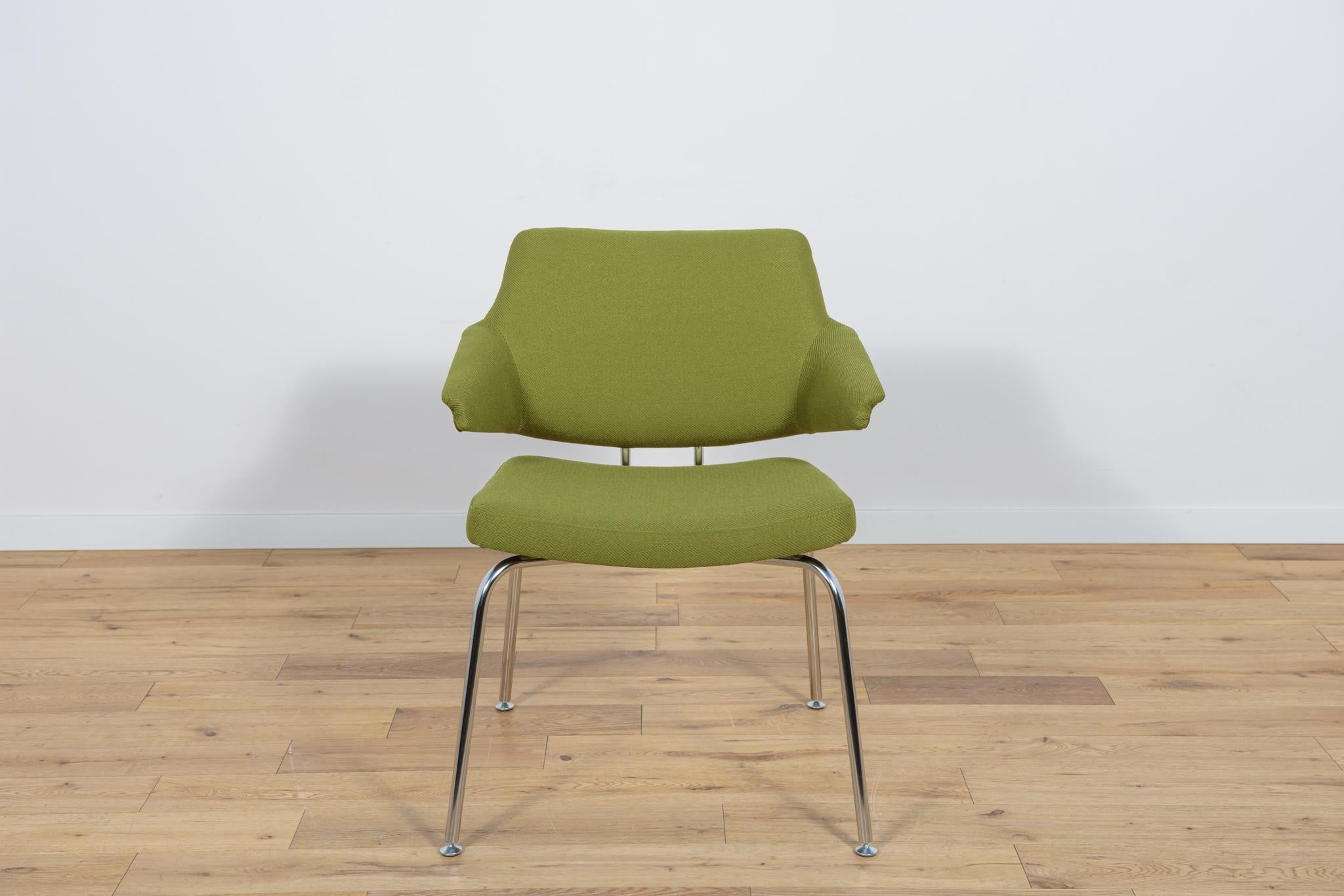 Konferenzsessel, entworfen von Jacob Jensen für eine dänische Fabrik von Duba in Dänemark in den 1960er Jahren. Der Sessel wurde einer umfassenden Revision unterzogen.  Renovierung. Der Innenraum wurde mit hochwertigem, schwer entflammbarem grünem