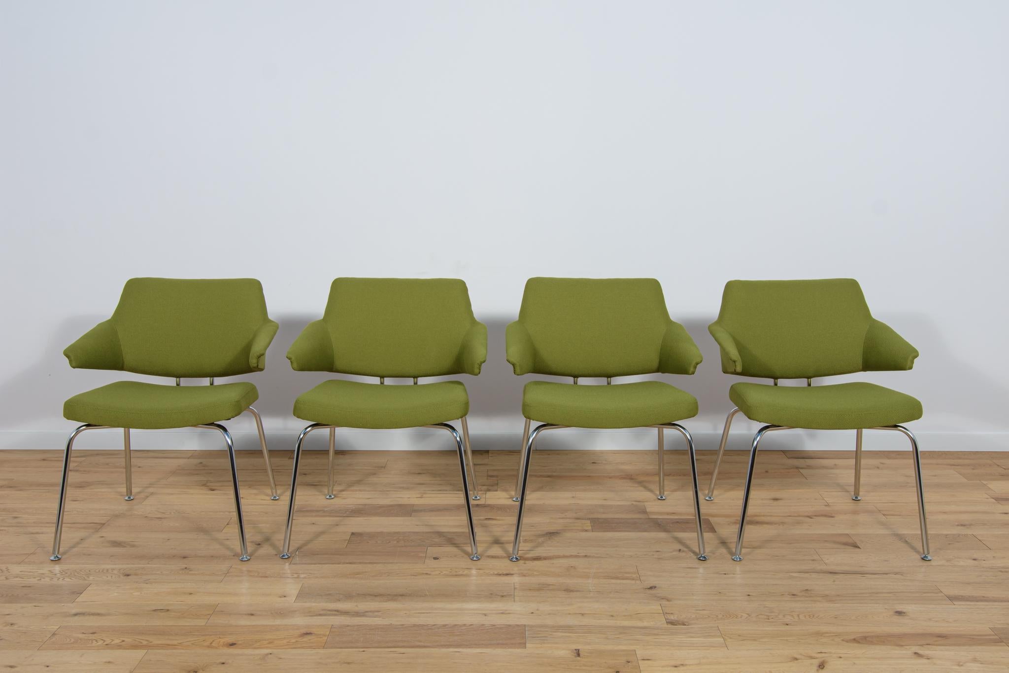 Juego de cuatro sillones de conferencia fabricados diseñados por Jacob Jensen para una fábrica danesa de Duba en Dinamarca en la década de 1960. Los sillones se han sometido a un exhaustivo  renovación. El interior de la tapicería se ha tapizado con