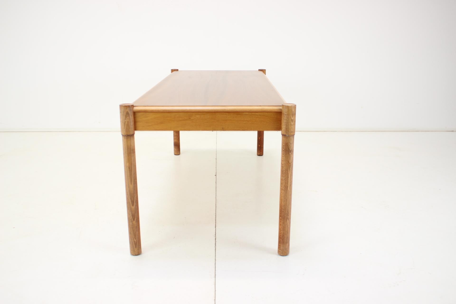 Konferenztisch aus der Mitte des Jahrhunderts/ VEGAS, Tschechoslowakei, 1970er Jahre (Holz) im Angebot