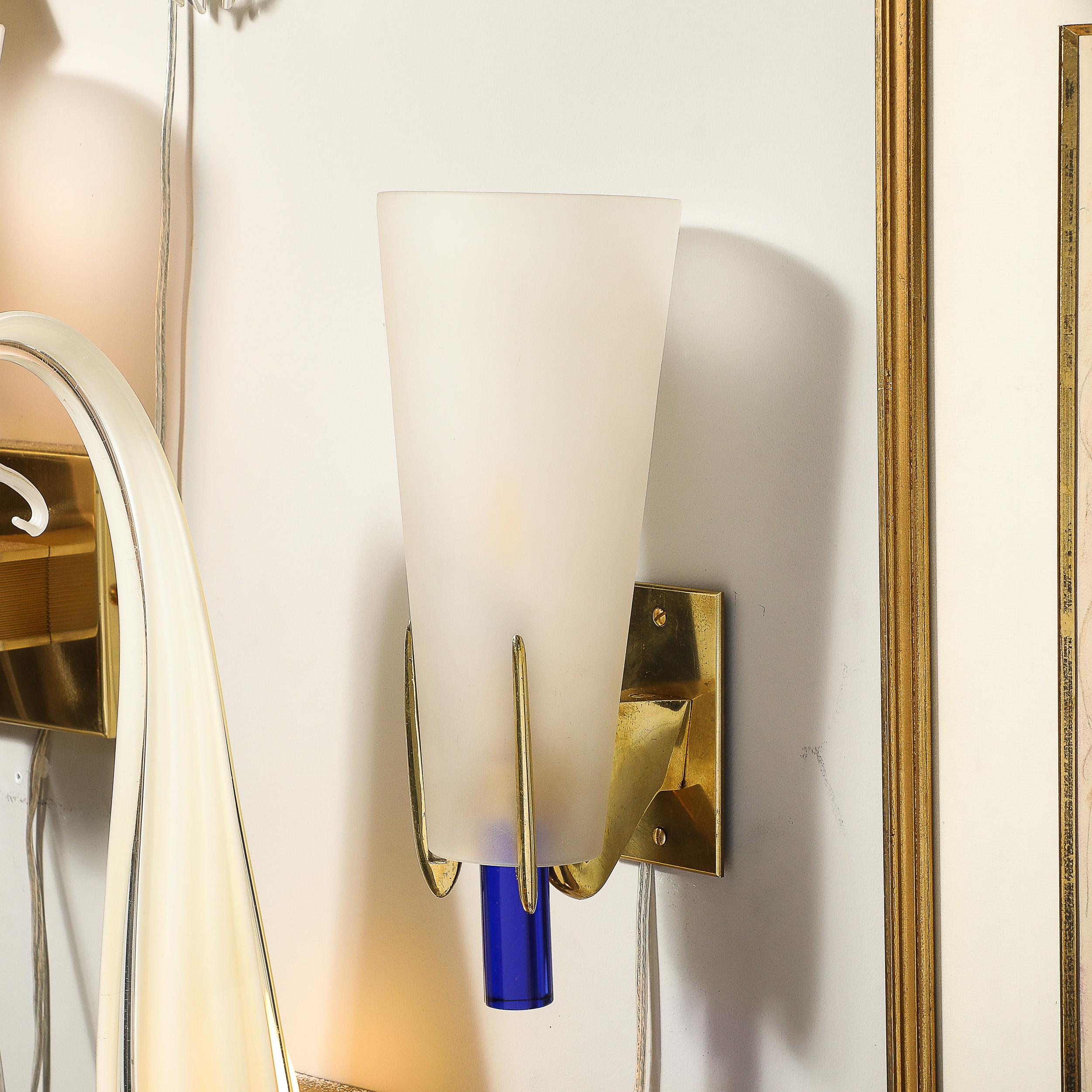 Sconce di metà secolo in vetro smerigliato e ottone di Max Ingrand per Fontana Arte in vendita 3