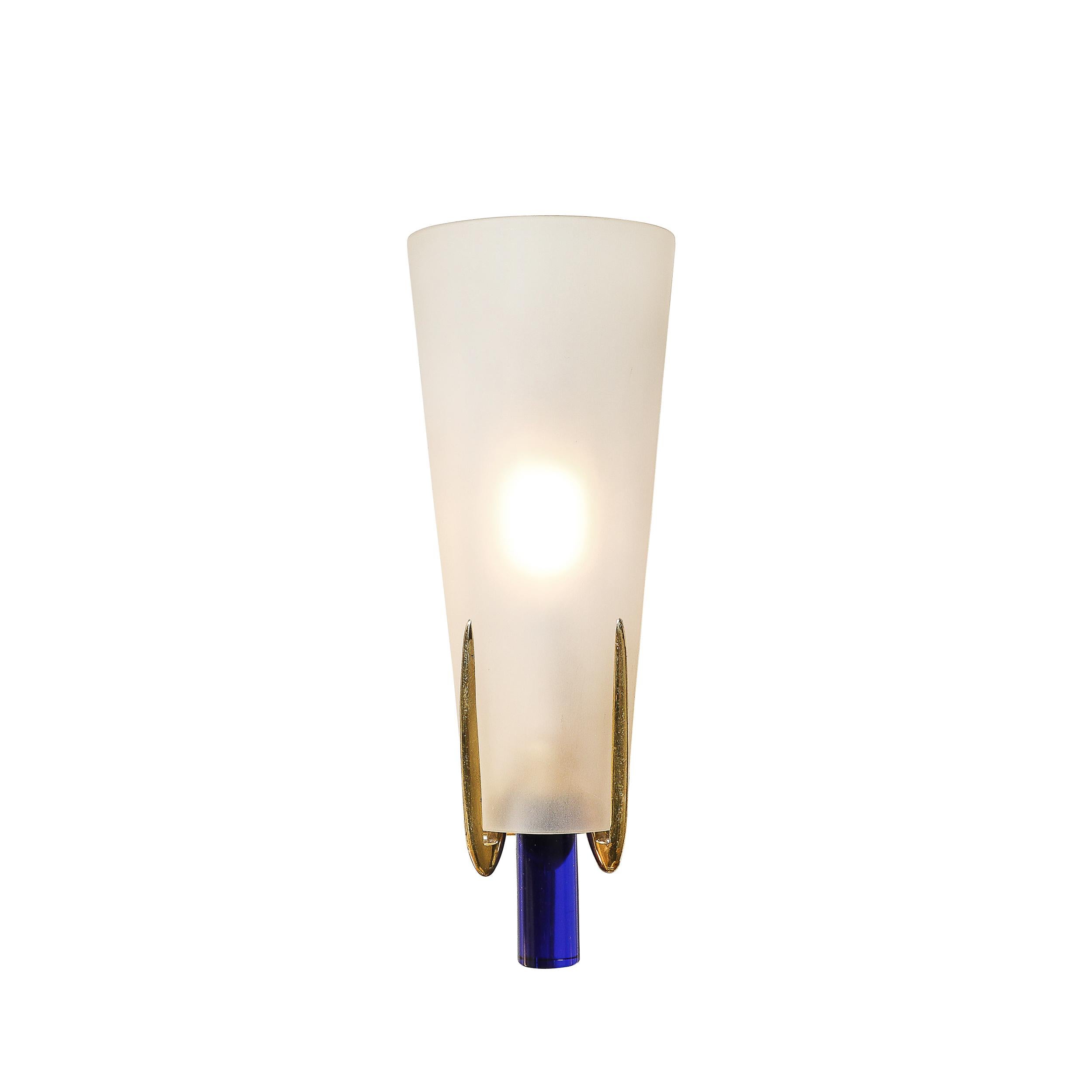 Questa sorprendente applique modernista di metà secolo, disegnata da Max Ingrand per Fontana Arte, incarna il sofisticato design italiano degli anni Sessanta. L'applique presenta un paralume conico in vetro smerigliato che diffonde una luce soffusa