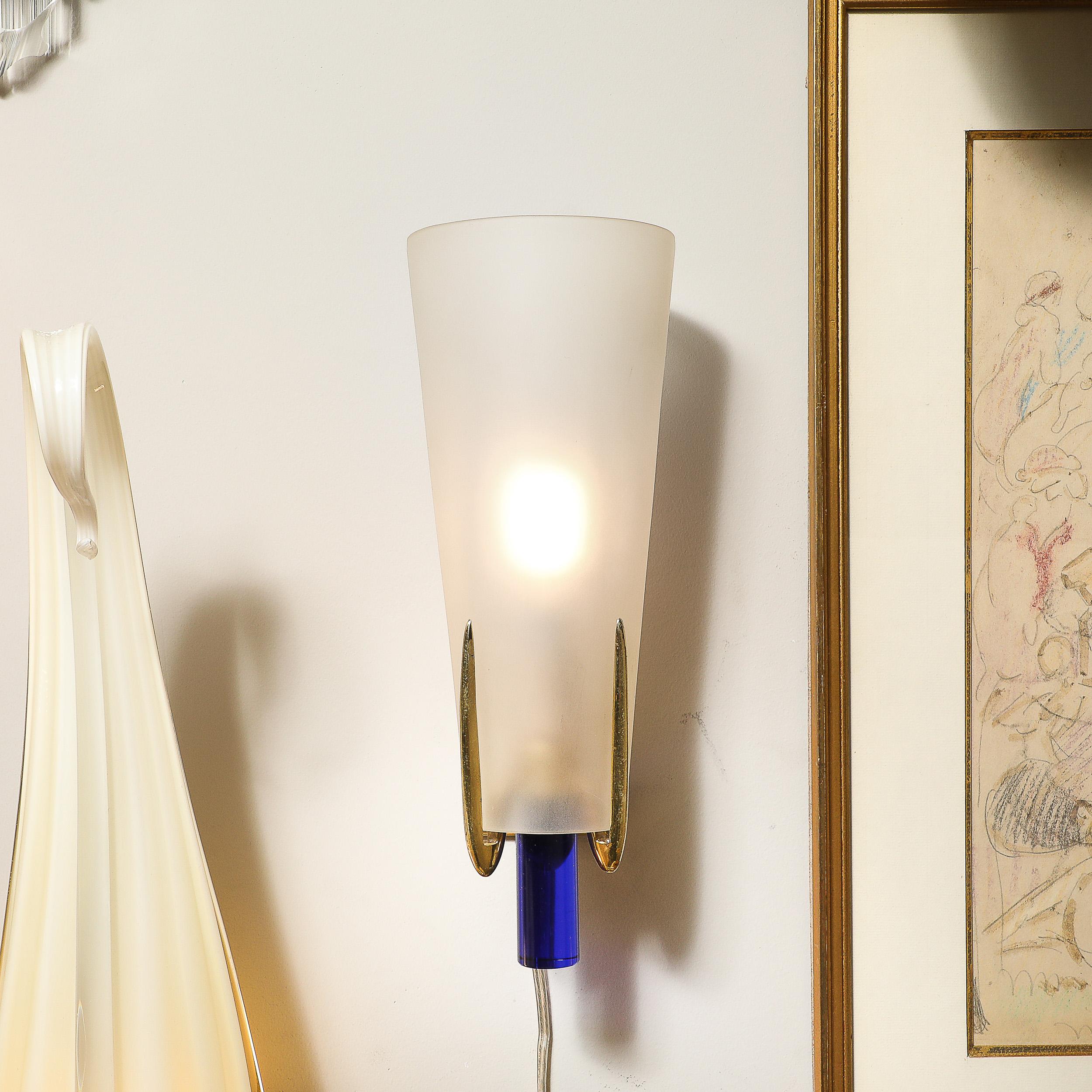 Mid-Century moderno Sconce di metà secolo in vetro smerigliato e ottone di Max Ingrand per Fontana Arte in vendita