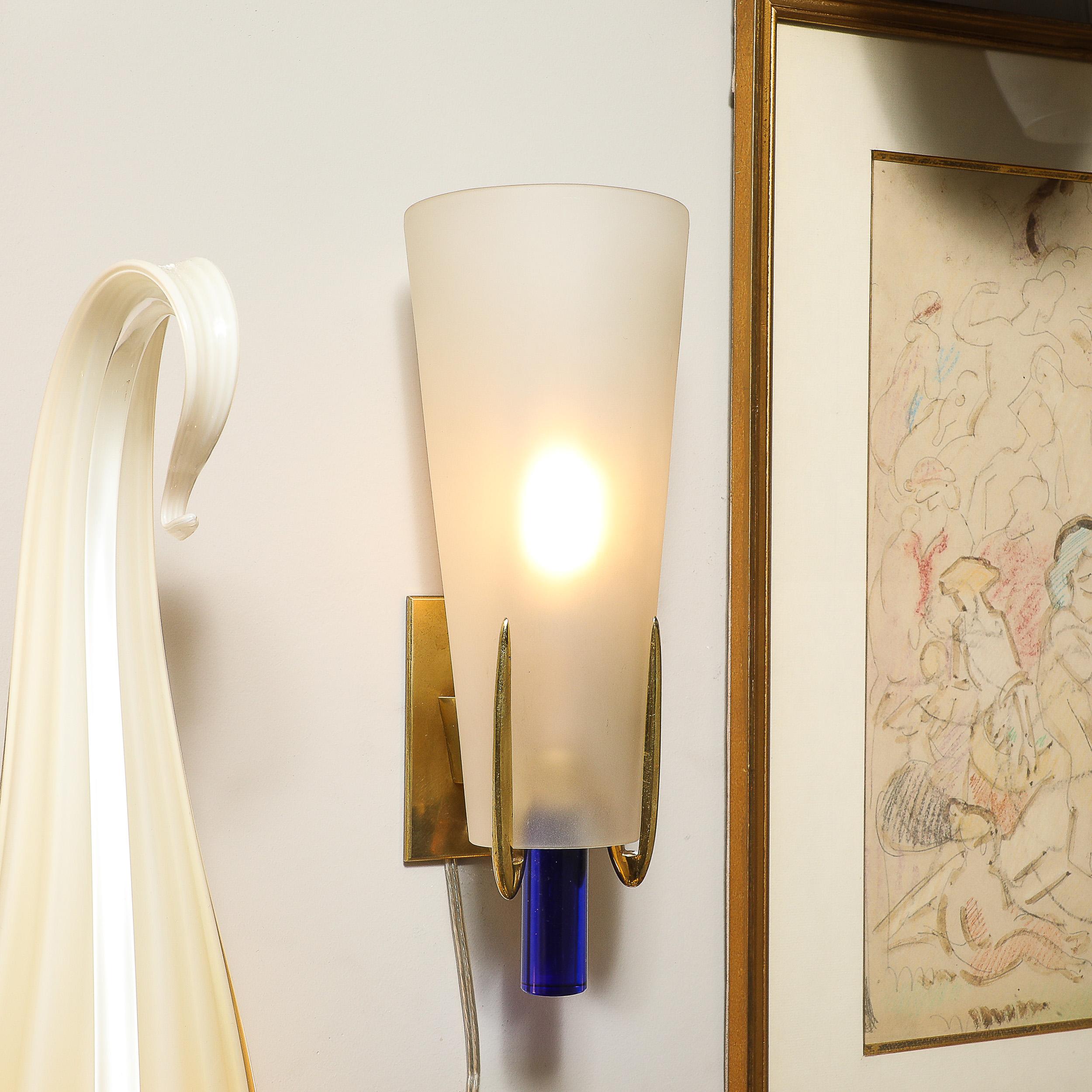 Italiano Sconce di metà secolo in vetro smerigliato e ottone di Max Ingrand per Fontana Arte in vendita