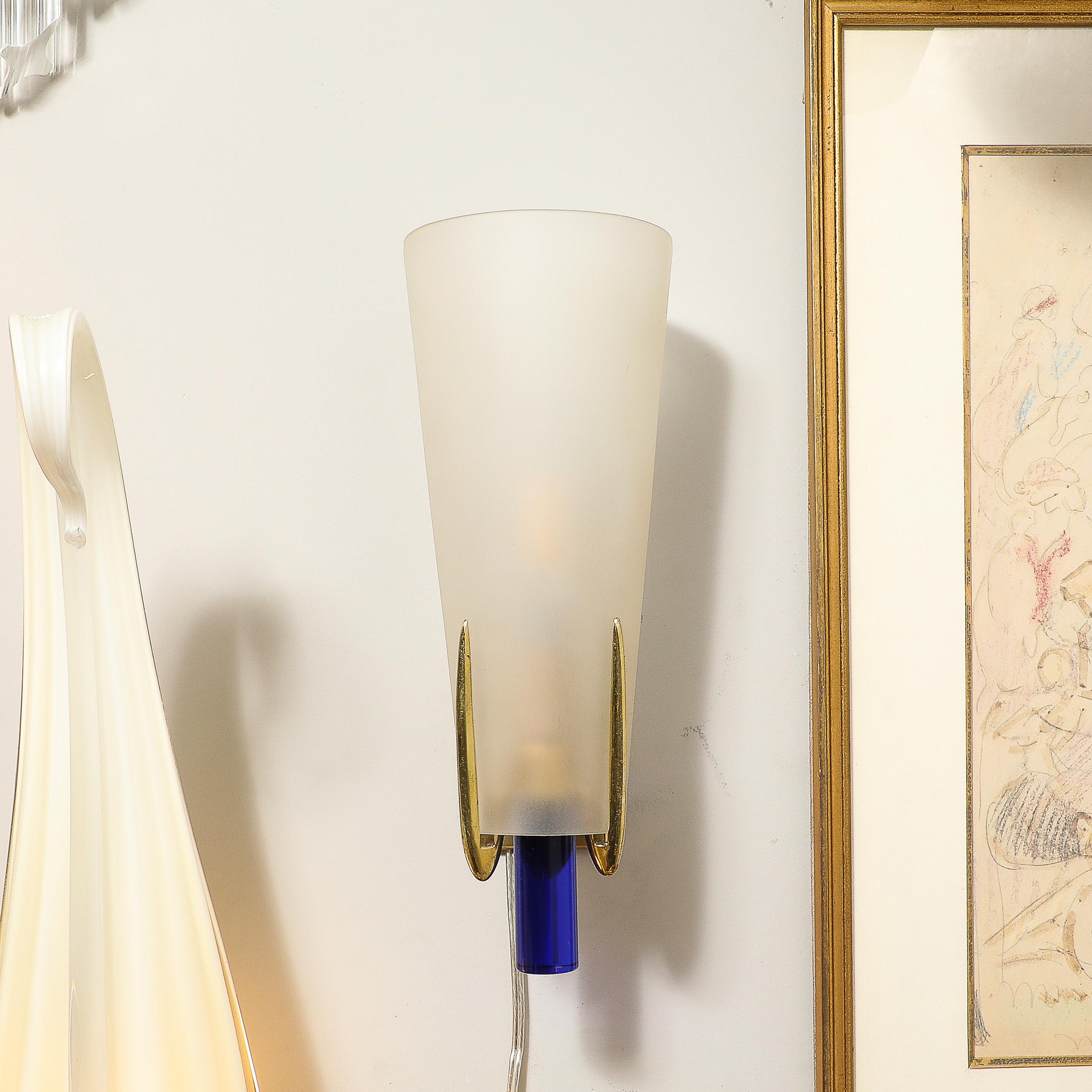 Sconce di metà secolo in vetro smerigliato e ottone di Max Ingrand per Fontana Arte In condizioni ottime in vendita a New York, NY