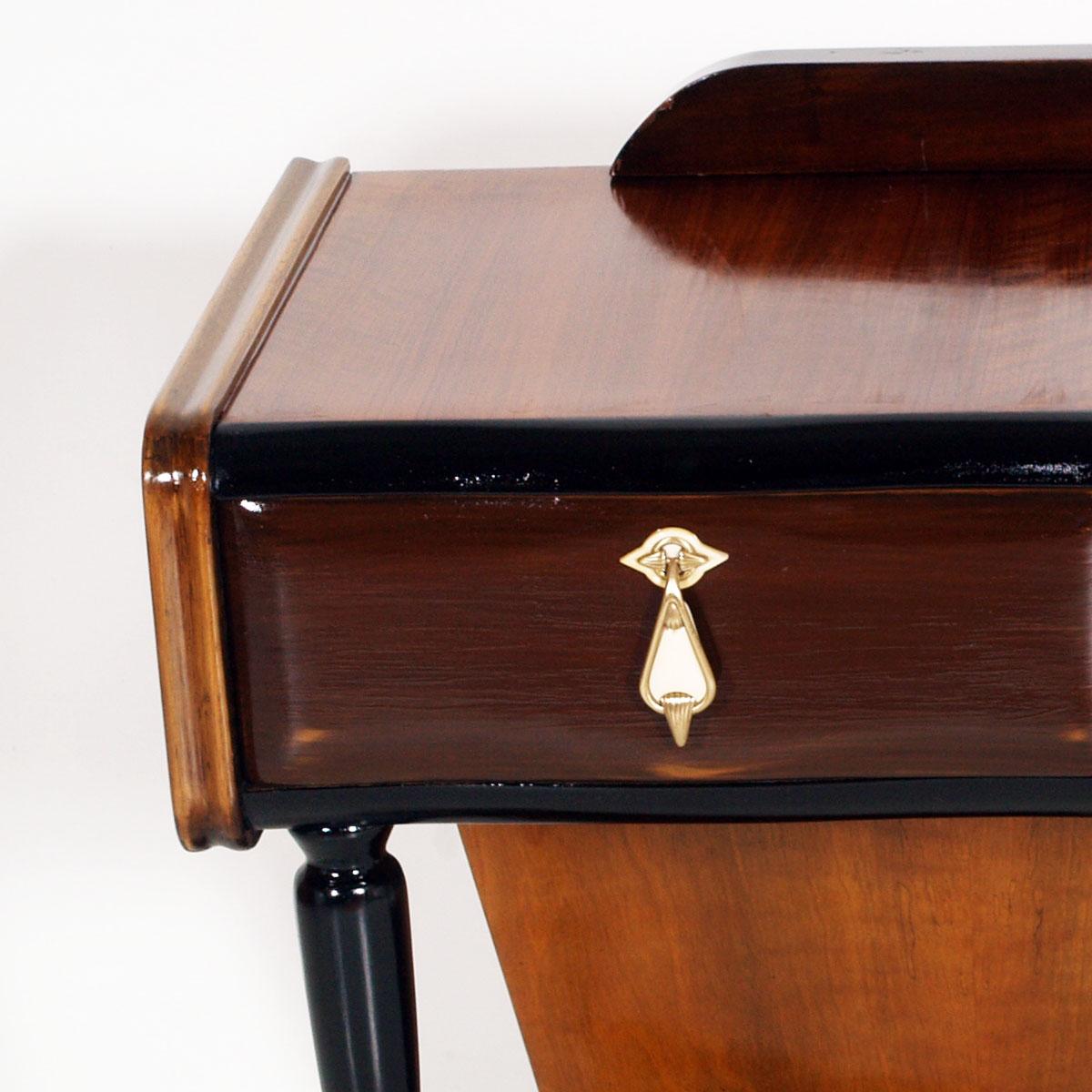 Consola Art Decó de mediados de siglo, nogal pintado brillante atribuida a Gaetano Borsani mediados del siglo XX en venta