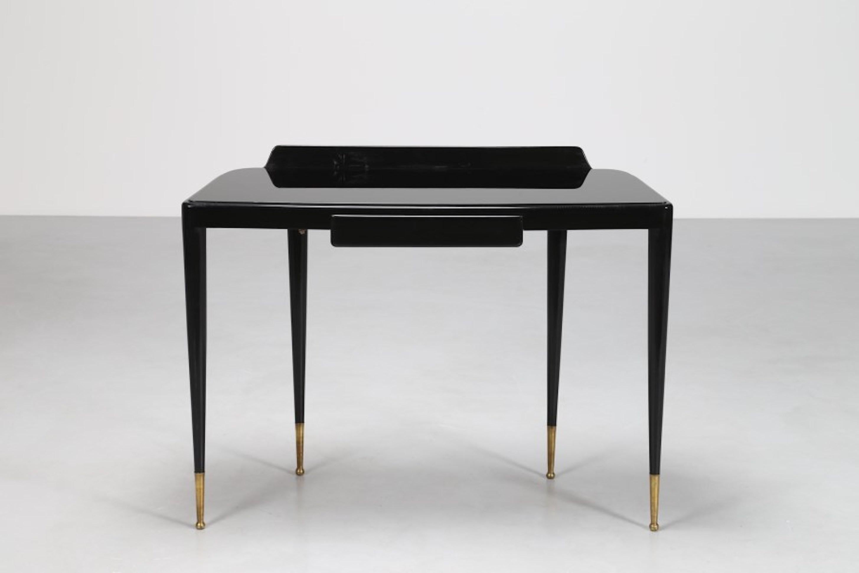 Gio Ponti (attr.), Elegant console in black lacquered wood, glass top and long brass tips, made in Italy in the early 1950s 

This is a refined, precious console table, capable of furnishing your home environment with style