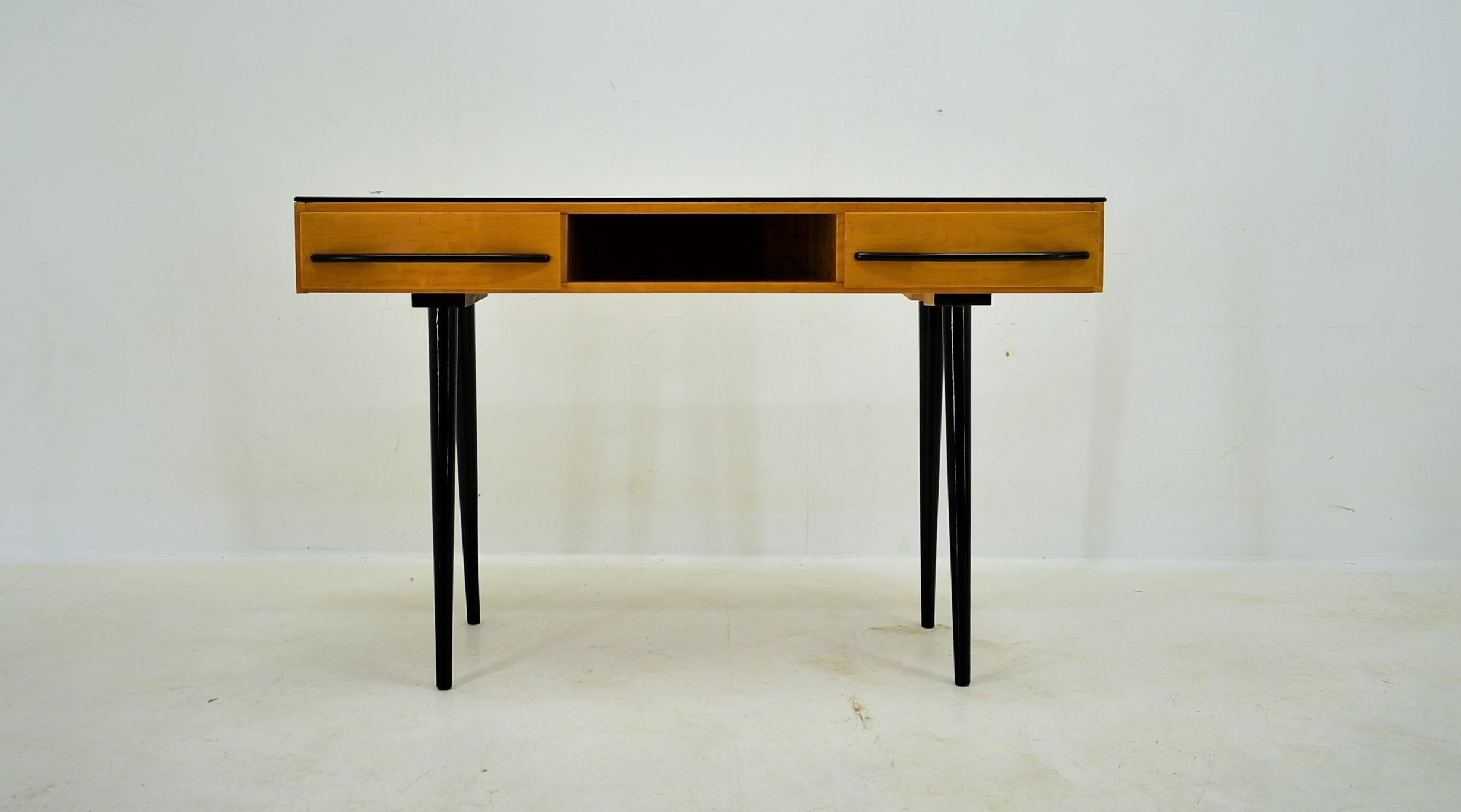 Made in Czechoslovakia
Made of wood, glass , plastic
The legs are removable
Good Original condition.
Cleaned