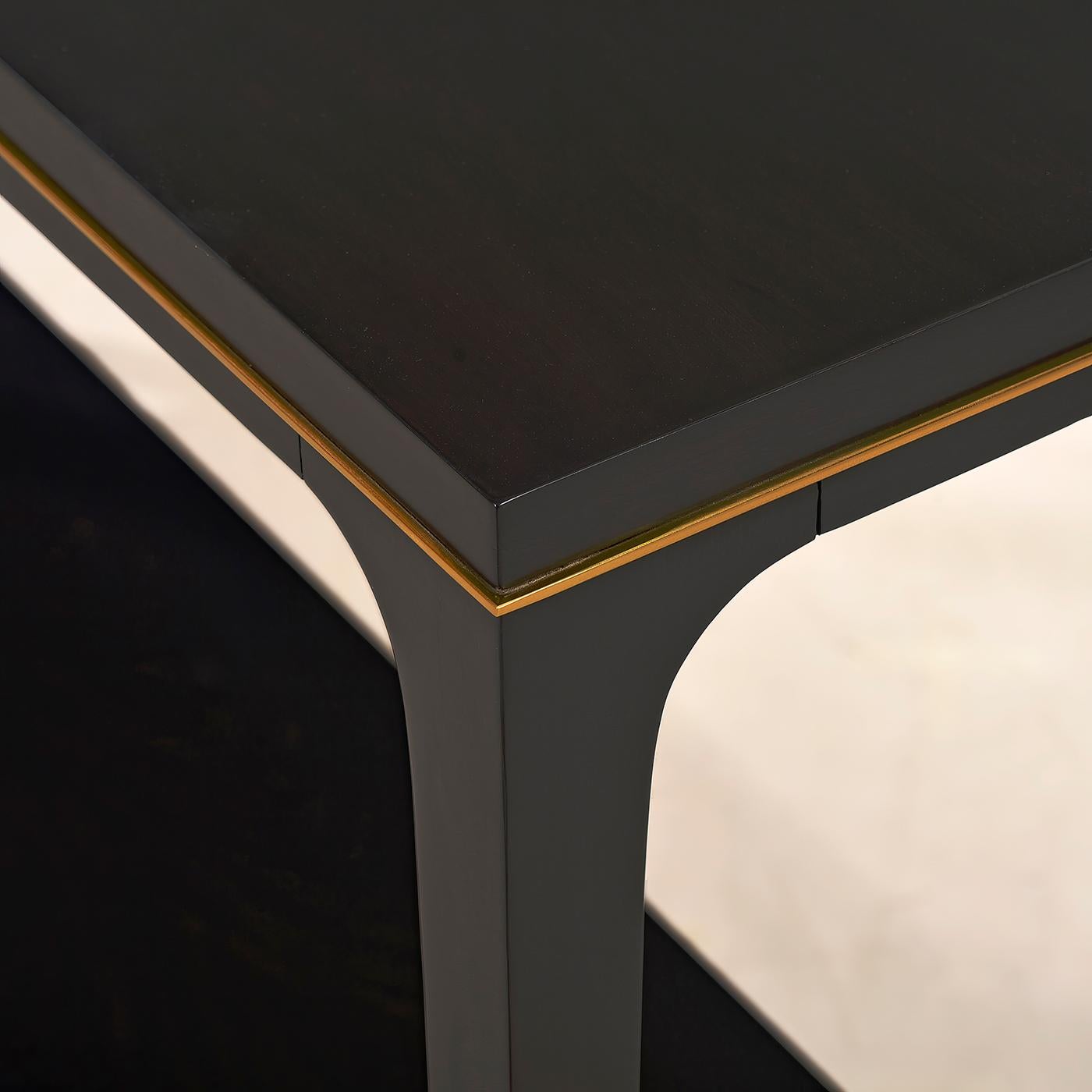 Le plateau est lisse et le tablier est sculpté et orné d'un élégant accent en laiton.

Fabriqué en acacia pour garantir la durabilité et une finition expresso riche et luxueuse. Les pieds effilés et légèrement évasés apportent une touche de