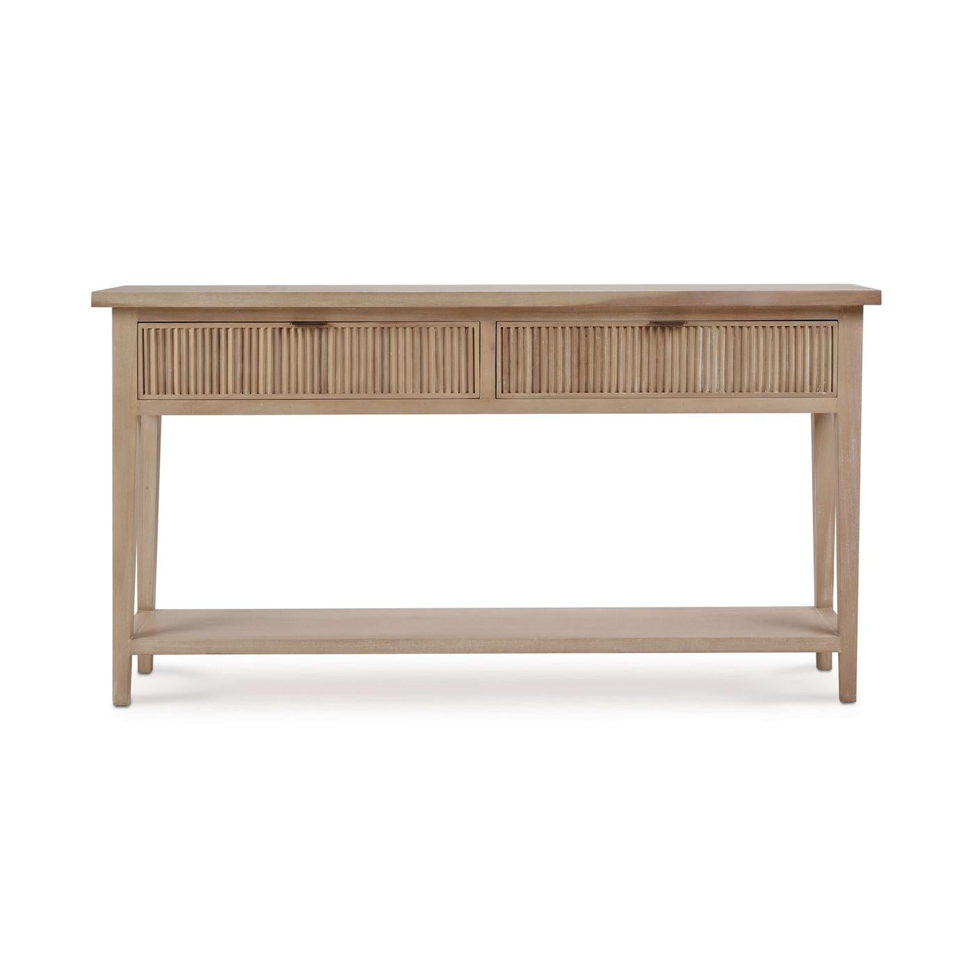 Realizzato in mogano massiccio, questo tavolo consolle dal design accattivante presenta dei frontali dei cassetti a coste che aggiungono consistenza e carattere. I due cassetti offrono un ampio spazio per riporre i tuoi oggetti essenziali, mentre il