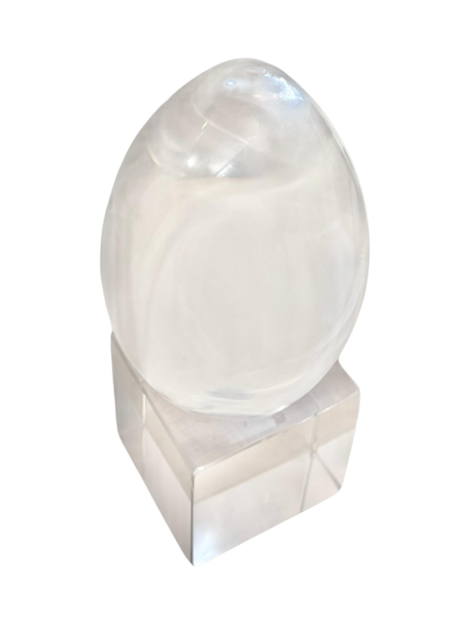 Americano Scultura a forma di uovo in lucite di metà secolo, moderna e contemporanea in vendita