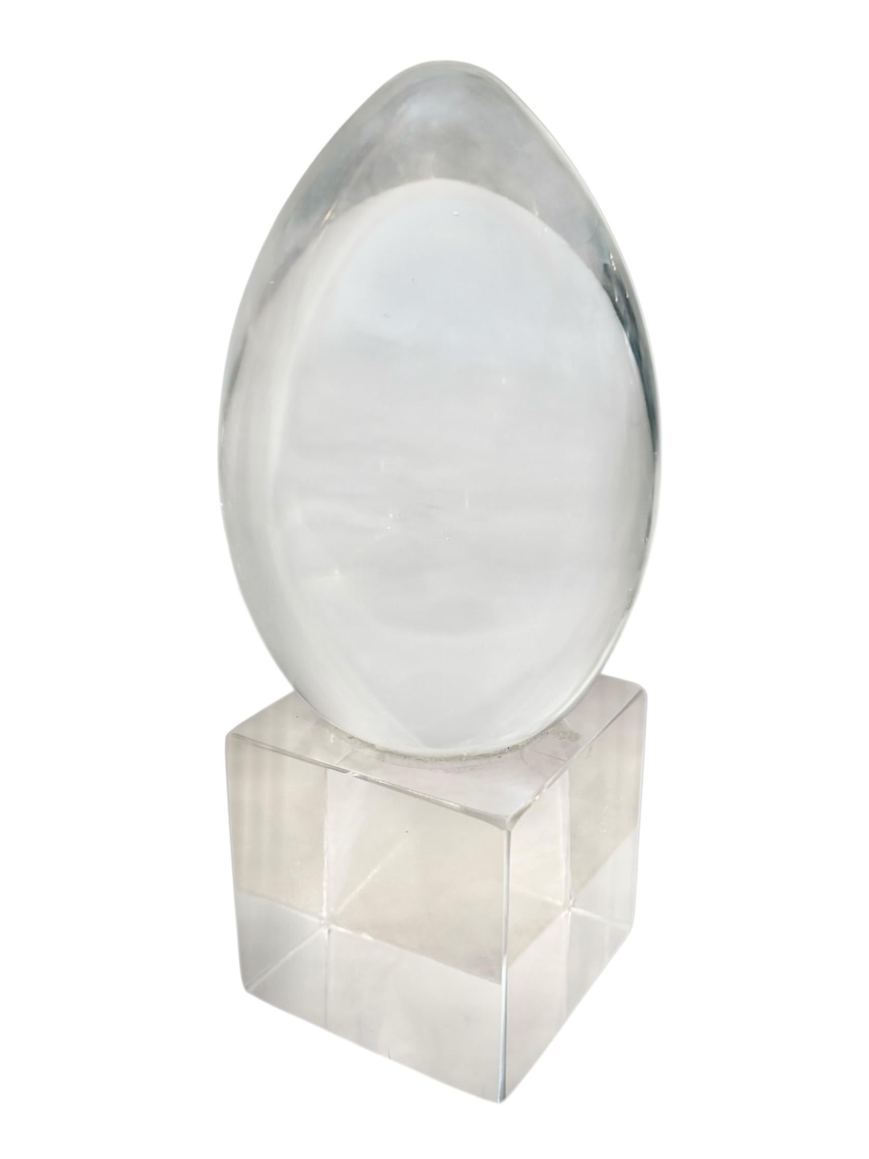 Scultura a forma di uovo in lucite di metà secolo, moderna e contemporanea In condizioni buone in vendita a Pasadena, CA