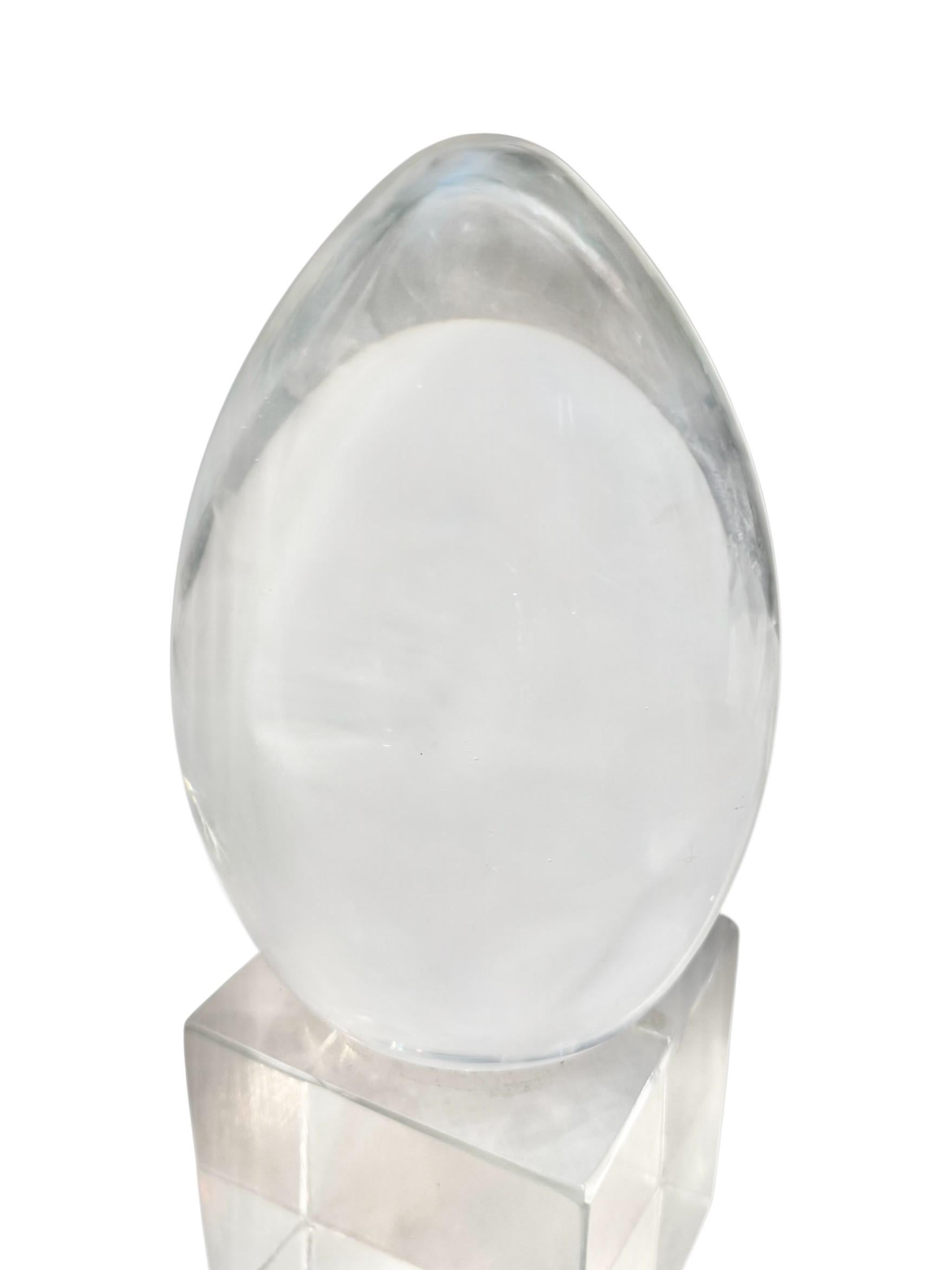 XX secolo Scultura a forma di uovo in lucite di metà secolo, moderna e contemporanea in vendita