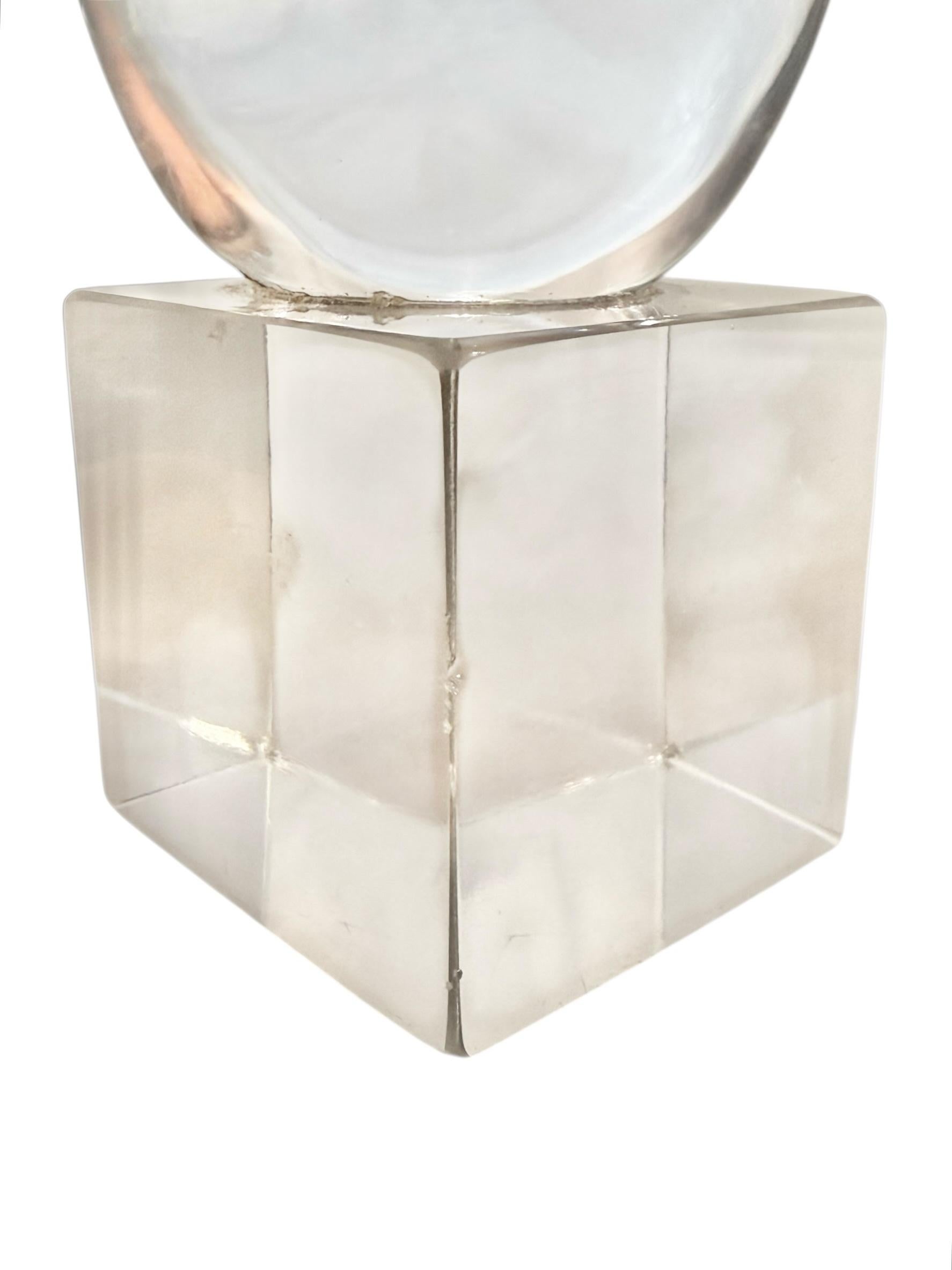 Lucite Scultura a forma di uovo in lucite di metà secolo, moderna e contemporanea in vendita