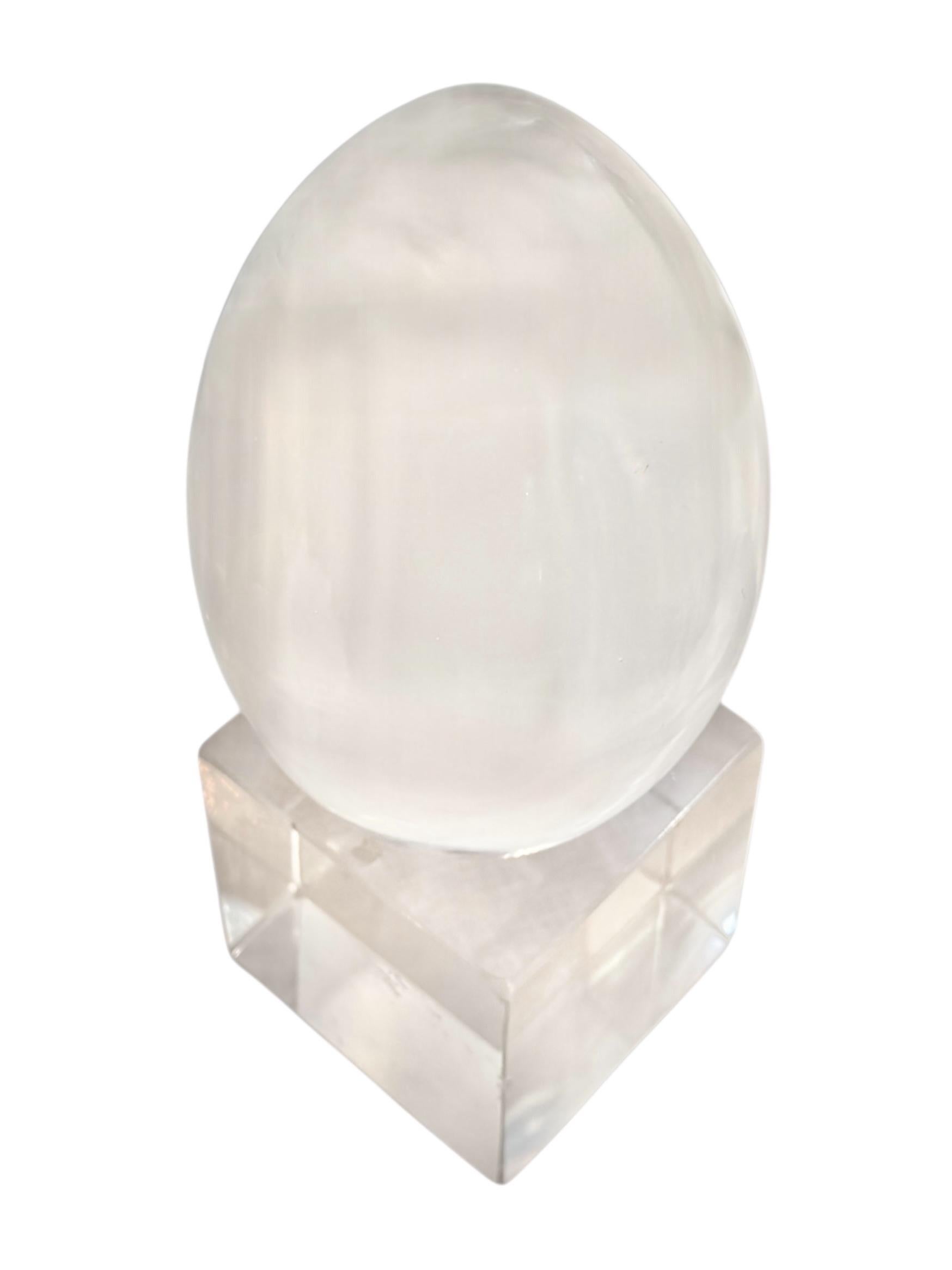 Scultura a forma di uovo in lucite di metà secolo, moderna e contemporanea in vendita 1