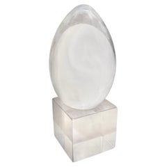 Sculpture d'œuf en lucite contemporaine du milieu du siècle
