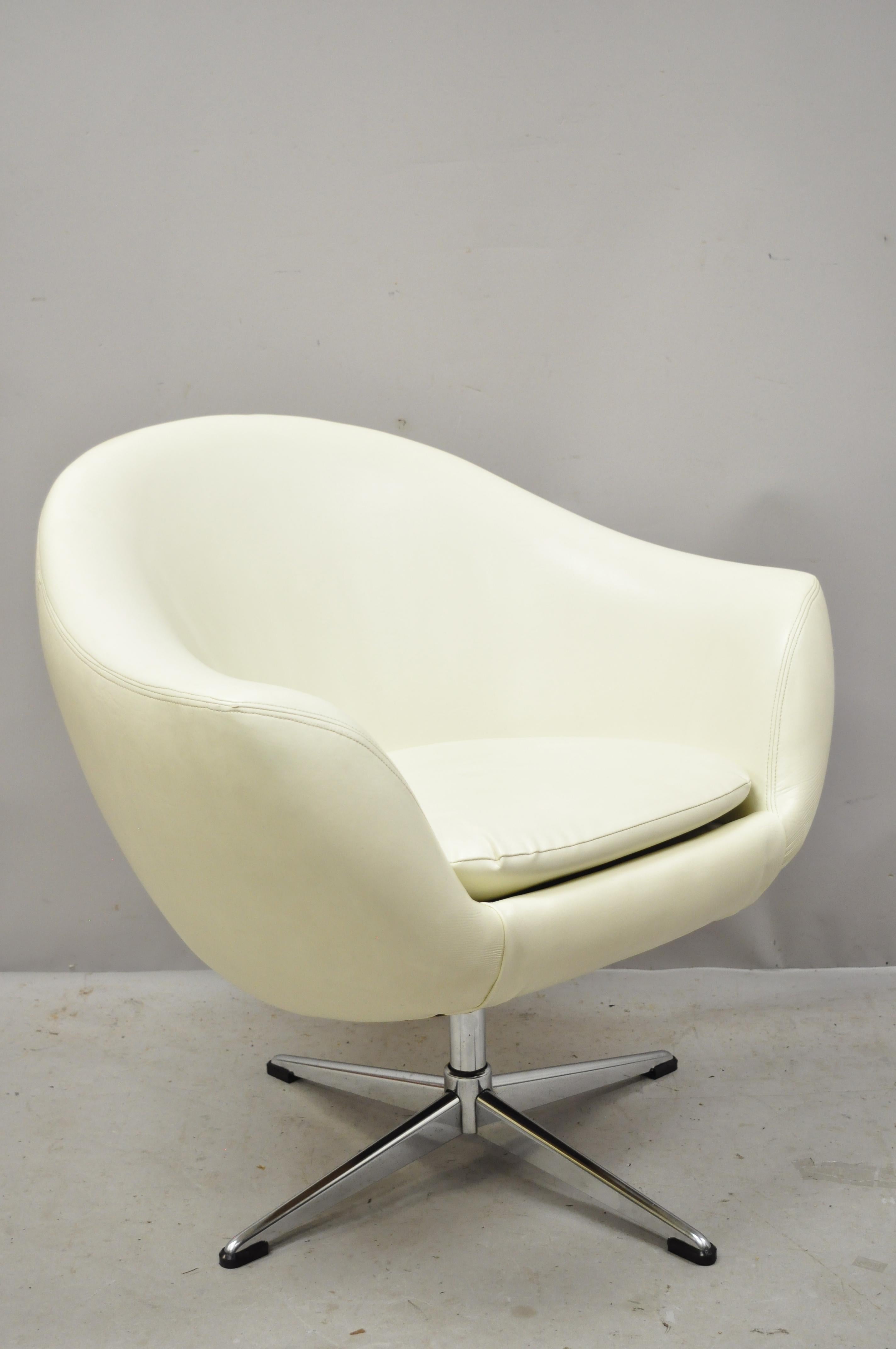 Mid-Century Modern contemporary Shells Inc Overman style white vinyl swivel lounge pod chair. Item features swivel seat, metal star base, original label, very nice vintage item, clean modernist lines, circa mid-20th century. Measurements: 30
