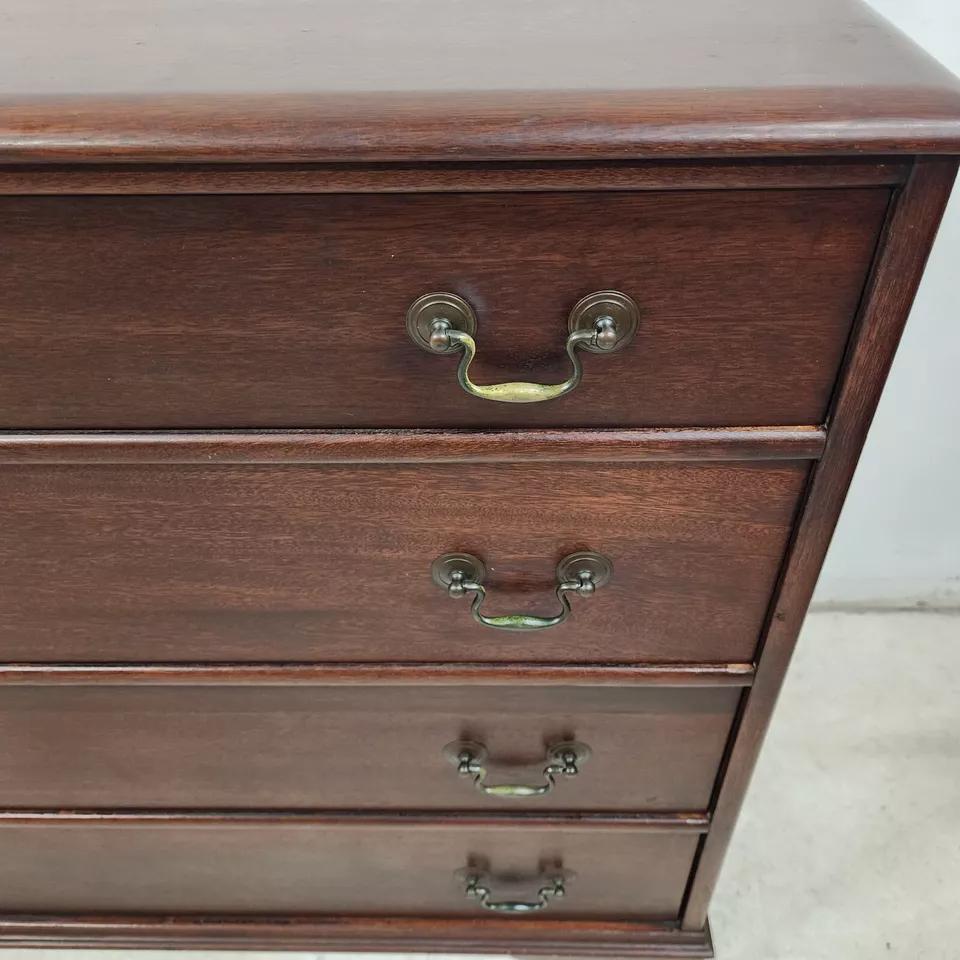 Mogano Cassettiera di metà secolo CONTINENTAL FURNITURE Co in vendita