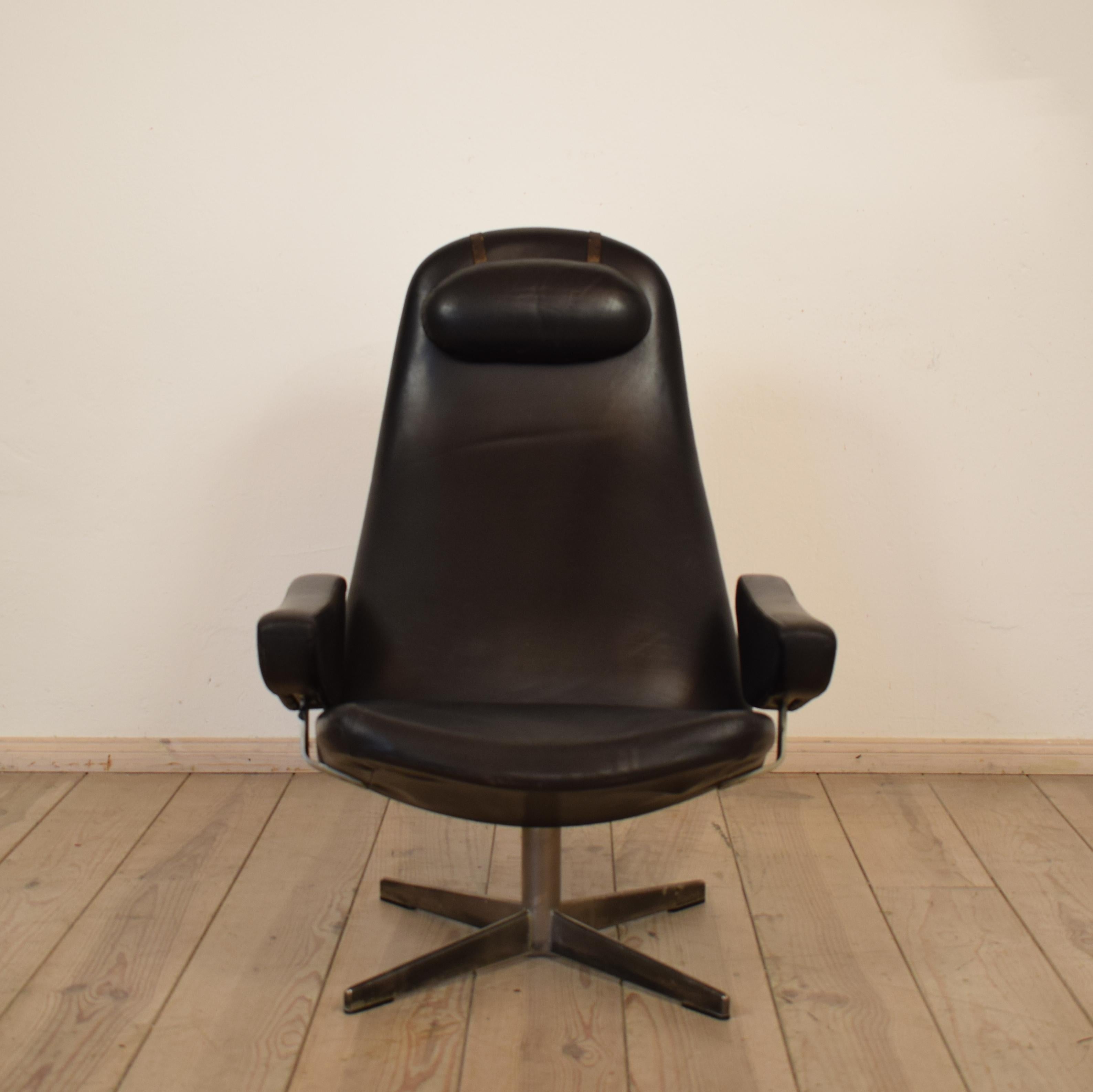 This elegant Contourette Roto armchair by Alf Svensson was designed in the 1960s in Denmark and was produced by DUX. The chair is covered in black leather and has a single head rest. The frame is made out of metal and has got a turning foot with