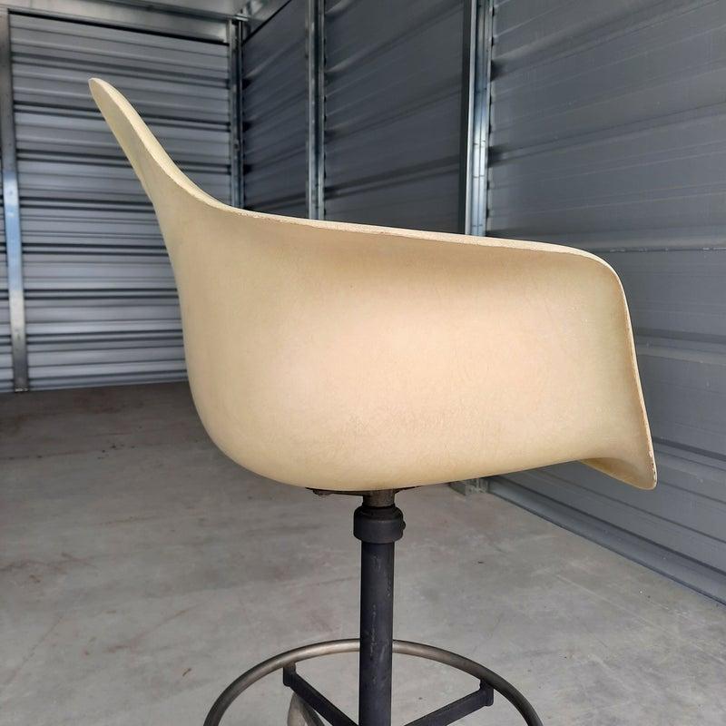 Mid-Century Contracting Bar Stool in Parchment Fiberglass Shell For Sale 7