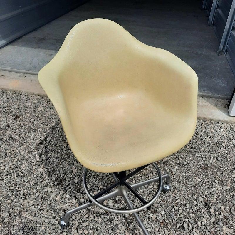 Mid-Century Contracting Bar Stool in Parchment Fiberglass Shell For Sale 1