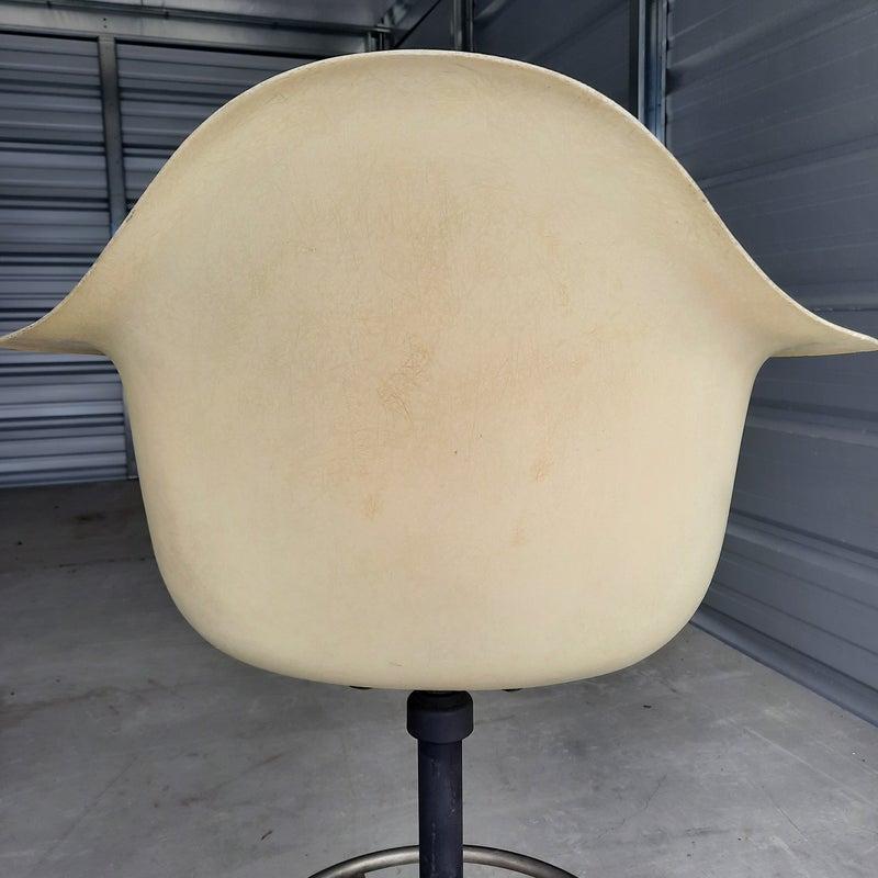 Mid-Century Contracting Bar Stool in Parchment Fiberglass Shell For Sale 2