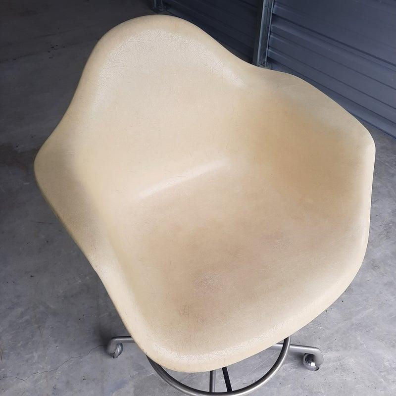 Mid-Century Contracting Bar Stool in Parchment Fiberglass Shell For Sale 3