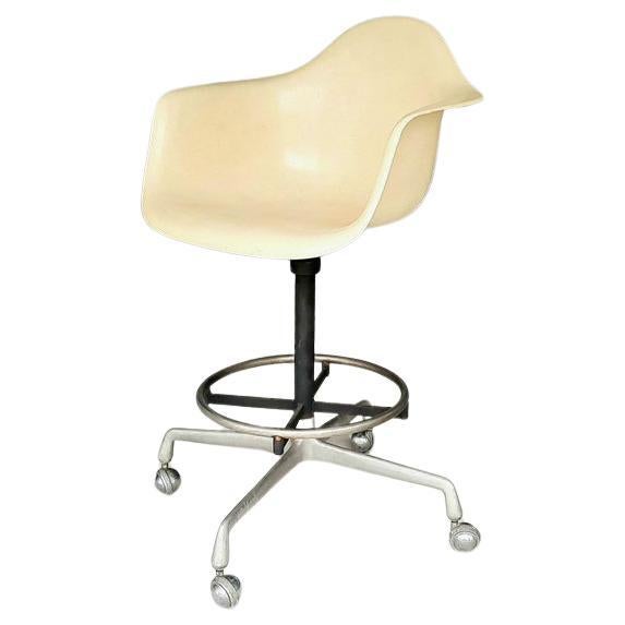 Mid-Century Contracting Bar Stool in Parchment Fiberglass Shell For Sale