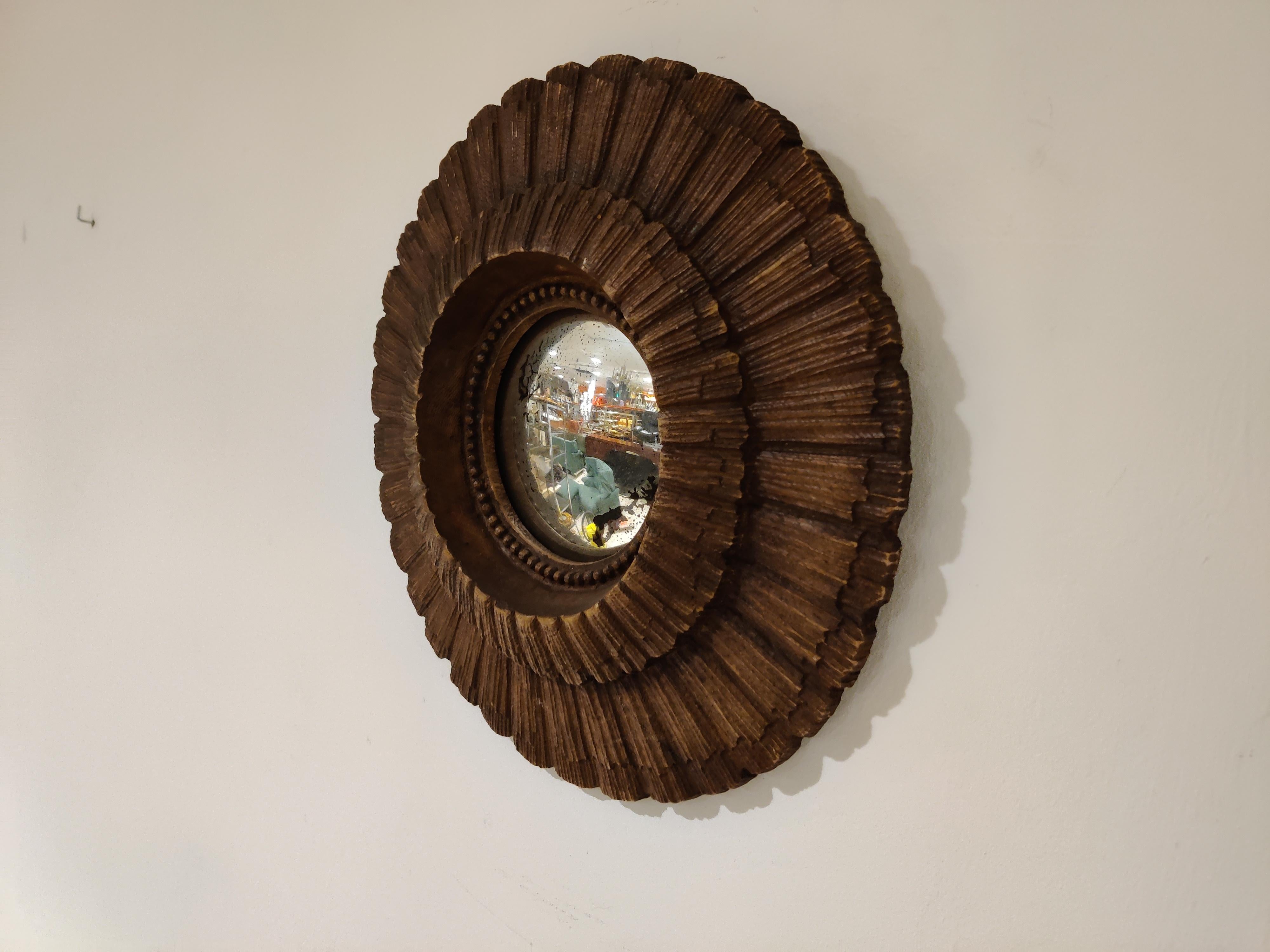 Gilded resin sunburst mirror with convex mirror glass.

The mirror is in a very good condition.

1960s - Belgium

Good condition.

Dimensions:

Diameter 40cm/15.74