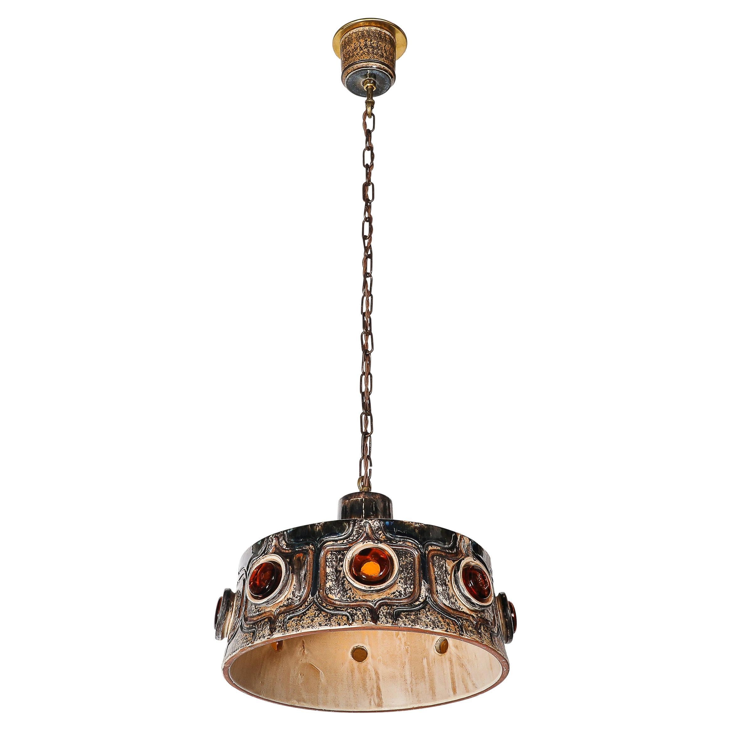 Lustre pendentif en céramique émaillée du milieu du siècle avec détails en verre ambré
